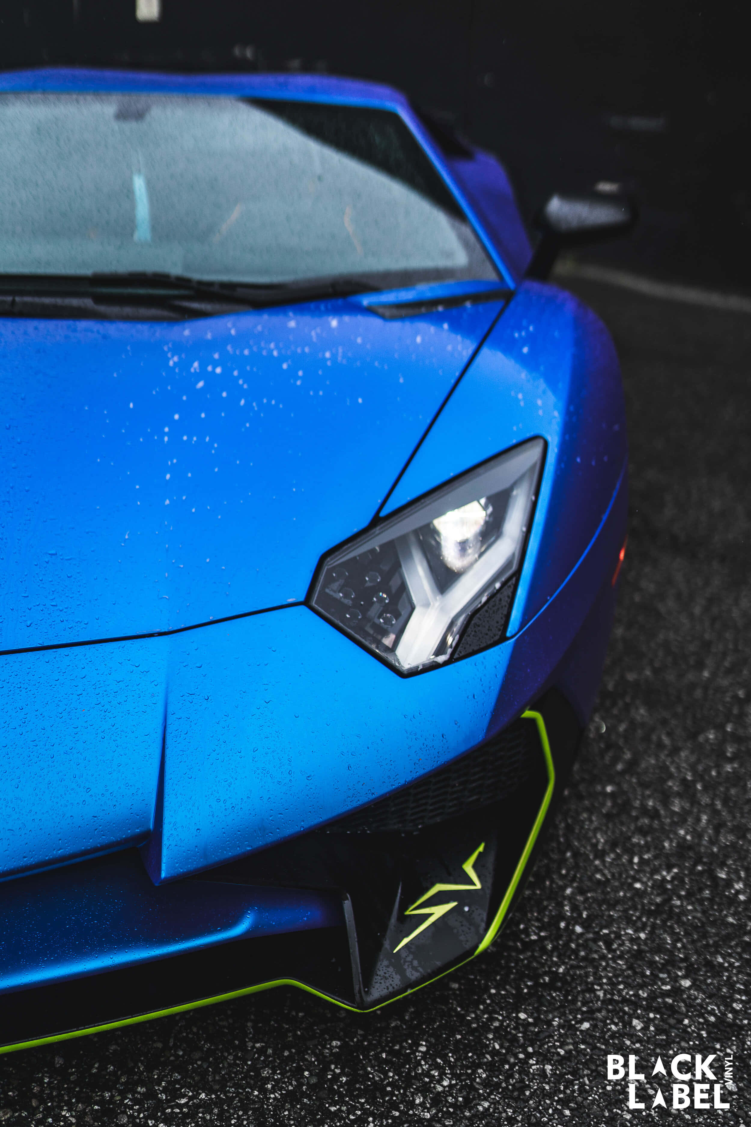Виглядає стильно на синьому Lamborghini. Шпалери