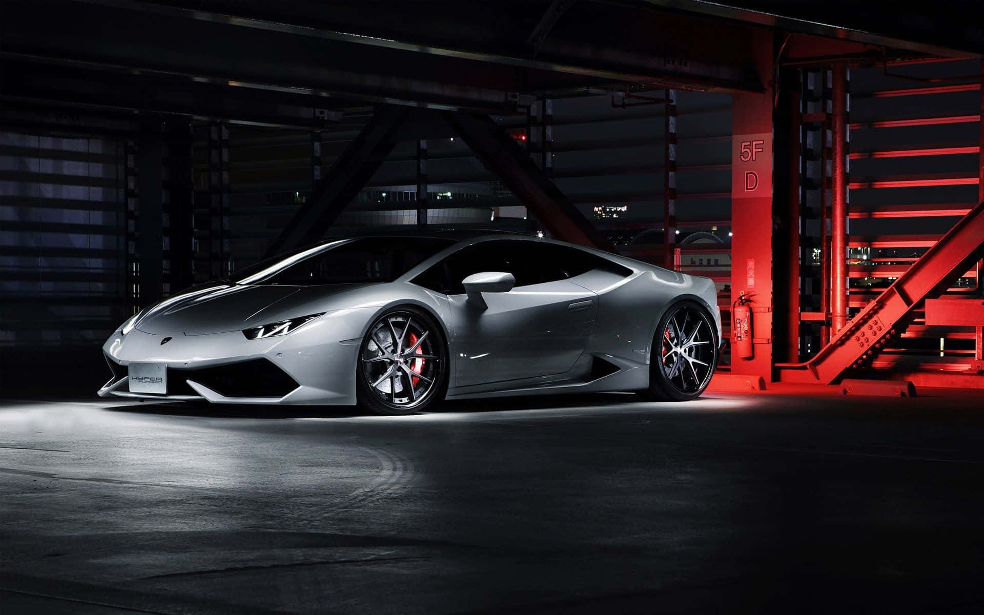 Крутий сріблястий Lamborghini Huracan 2015 року Шпалери