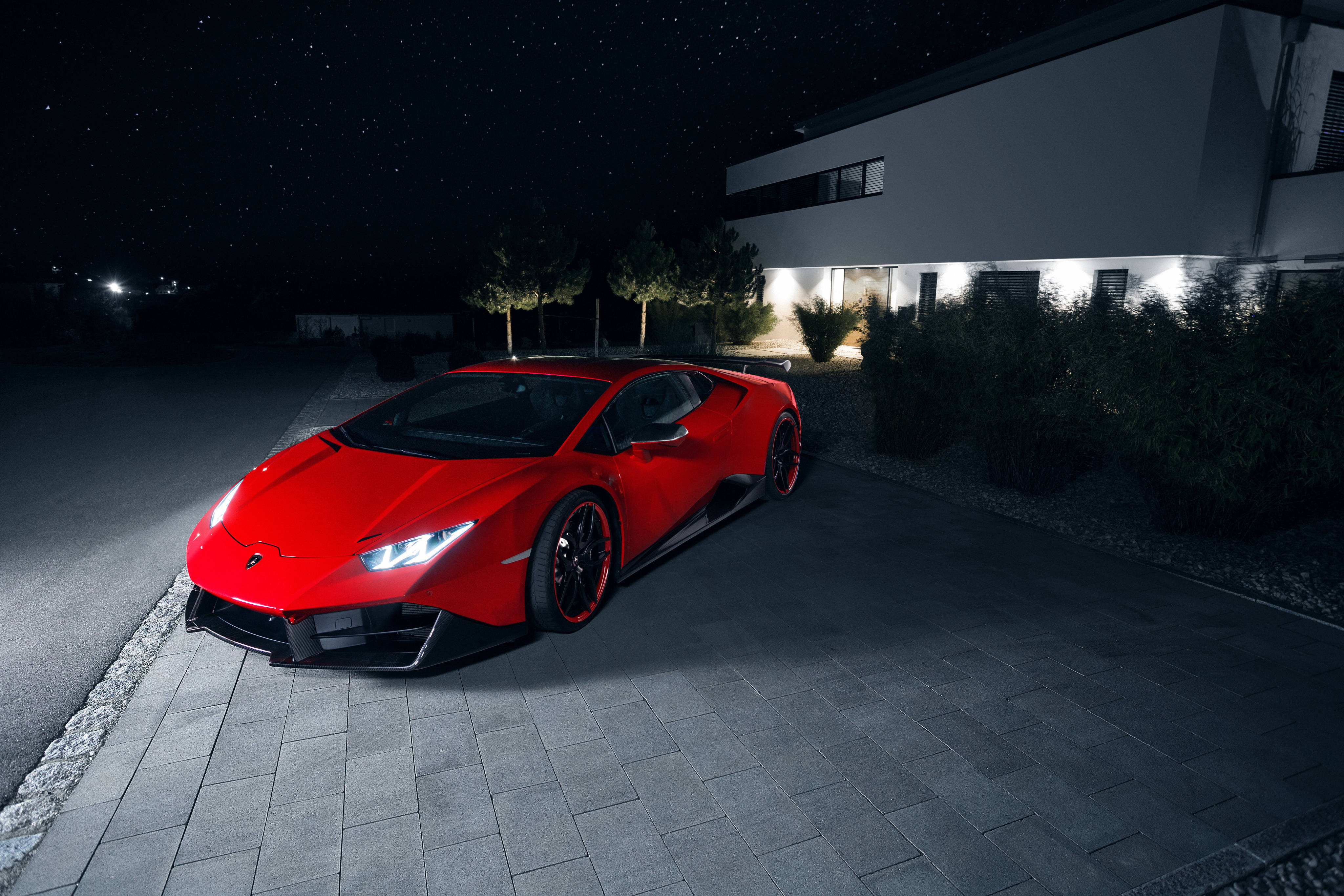 Червоний Lamborghini Huracan вночі Шпалери