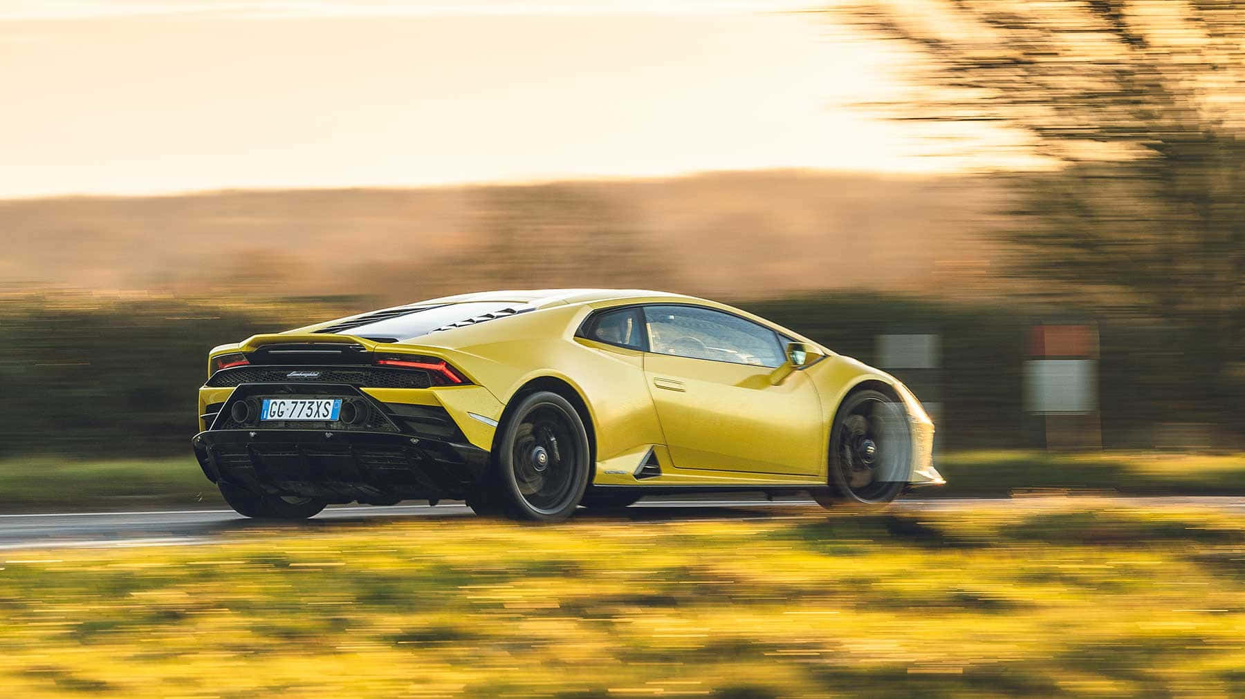 Lamborghini Huracan їде сільською дорогою Шпалери
