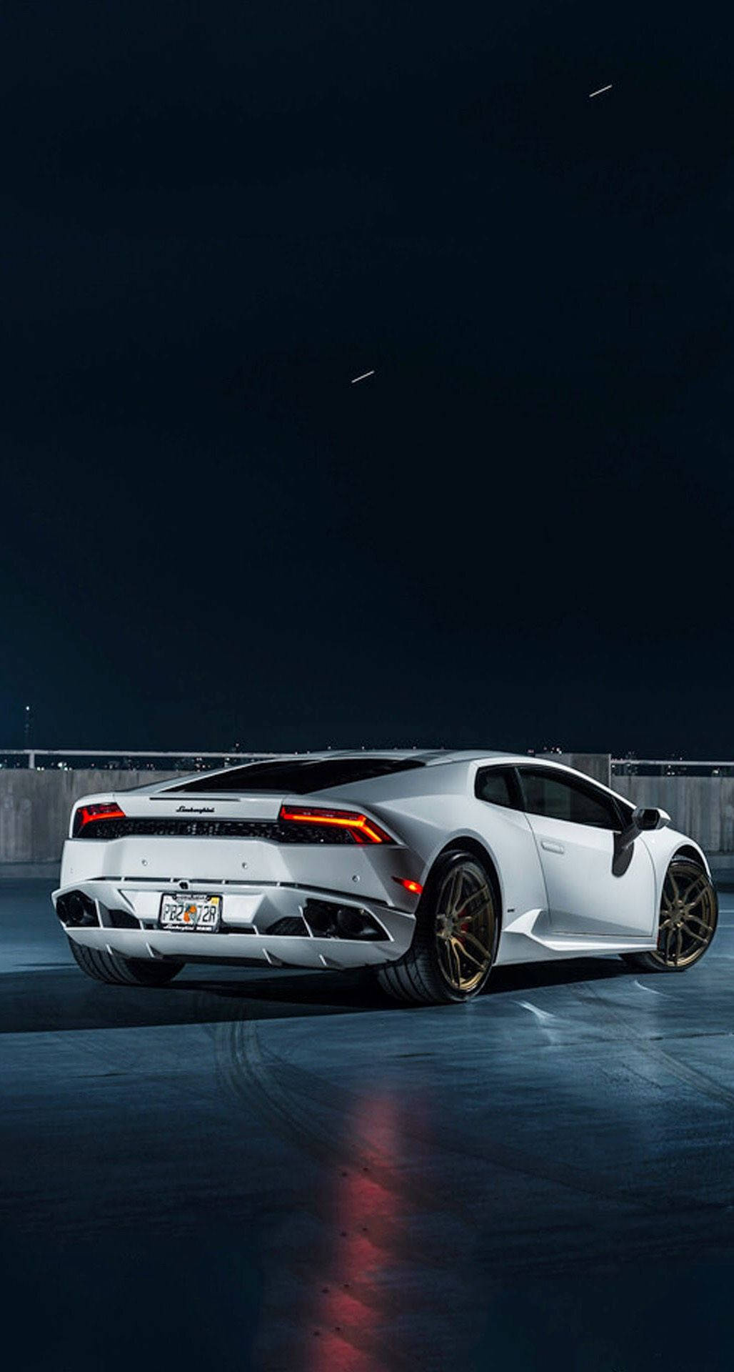 Ексклюзивний Lamborghini на парковці на даху – ідеальні обої для iPhone Шпалери