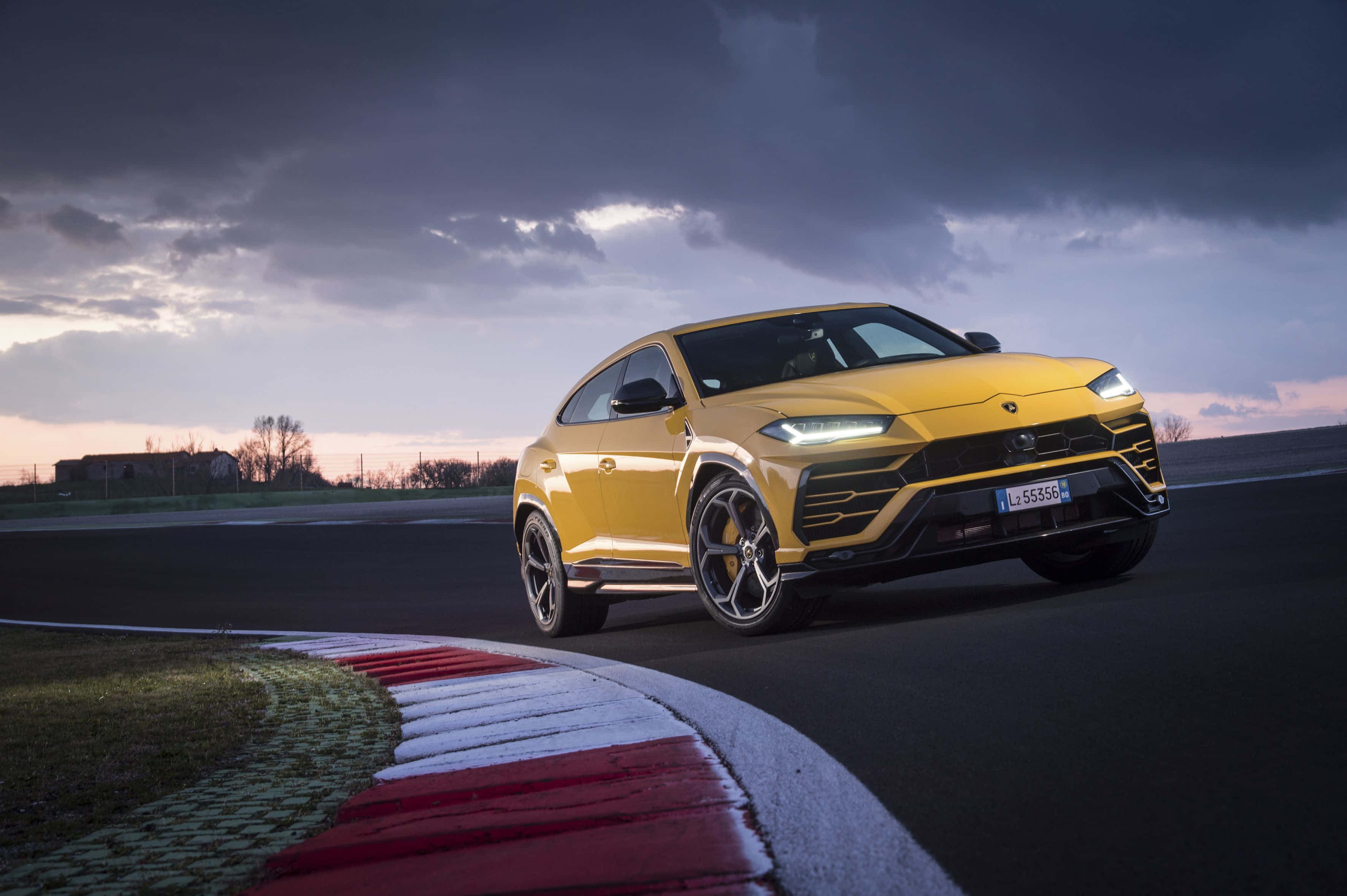 Lamborghini Urus — жовтий позашляховик на треку Шпалери