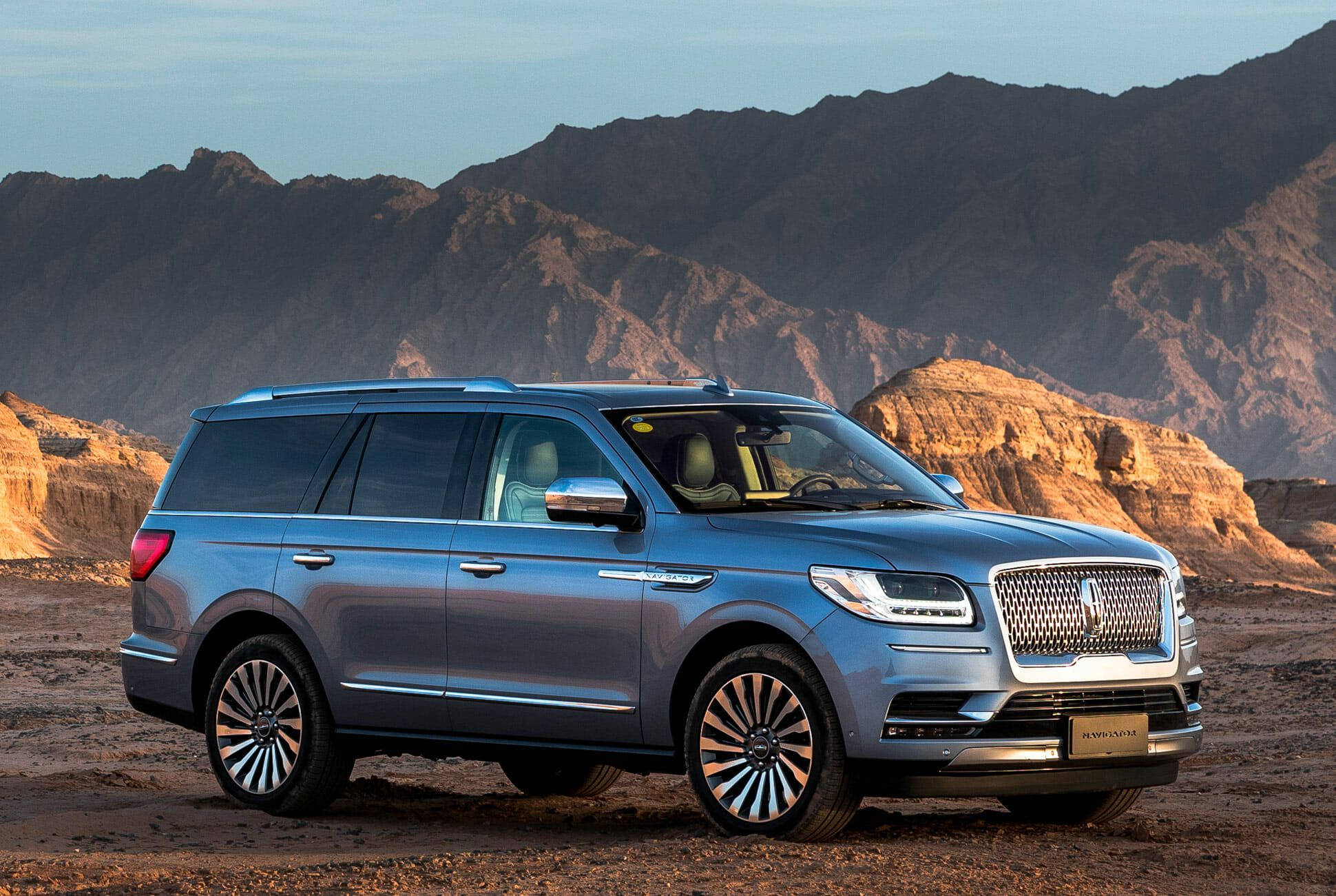 Lincoln Navigator 2018 на схилі гори Шпалери