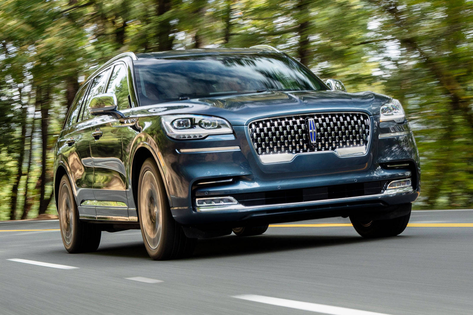 Lincoln Navigator на дорозі Шпалери