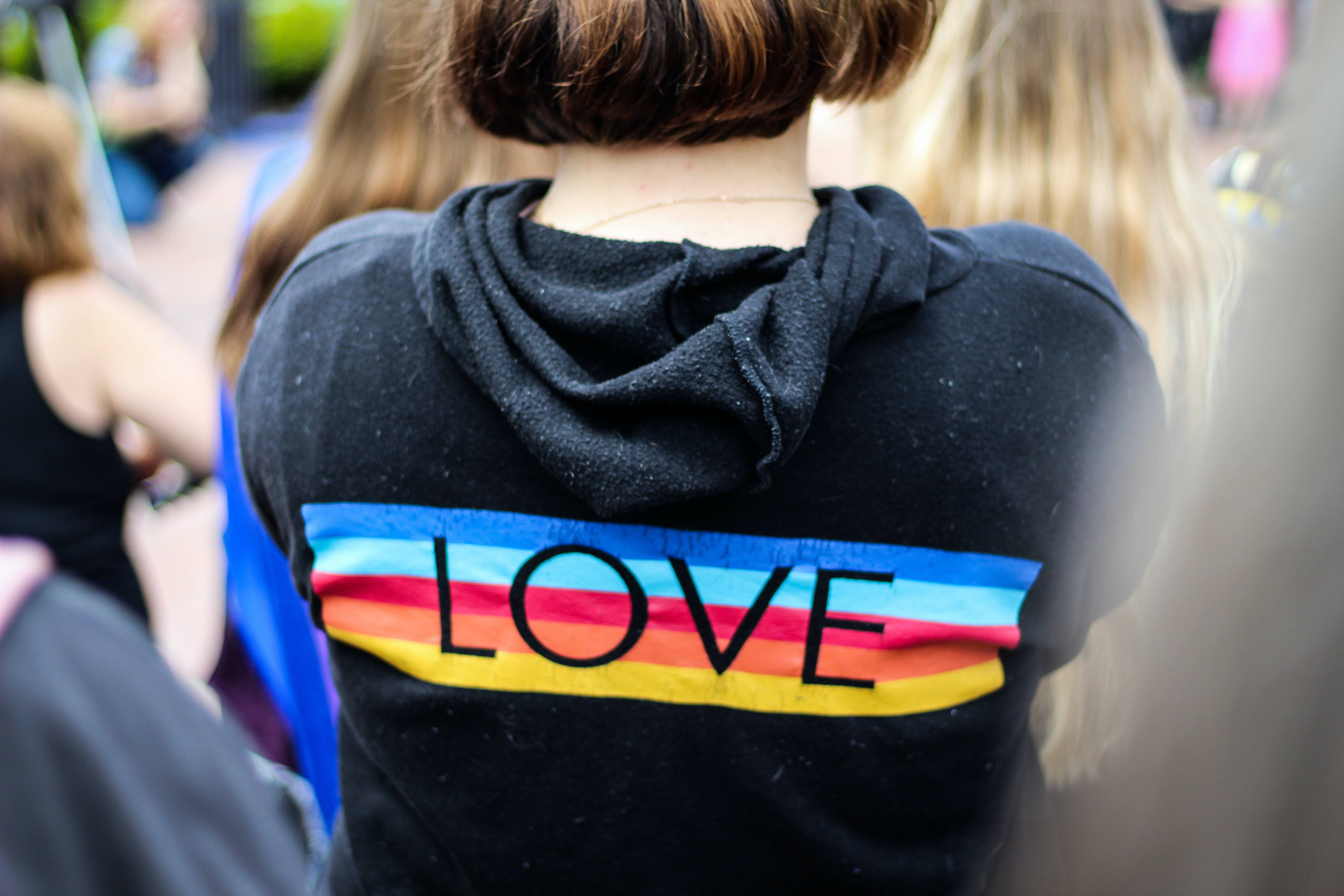 Лесбиянка в худі Love Шпалери