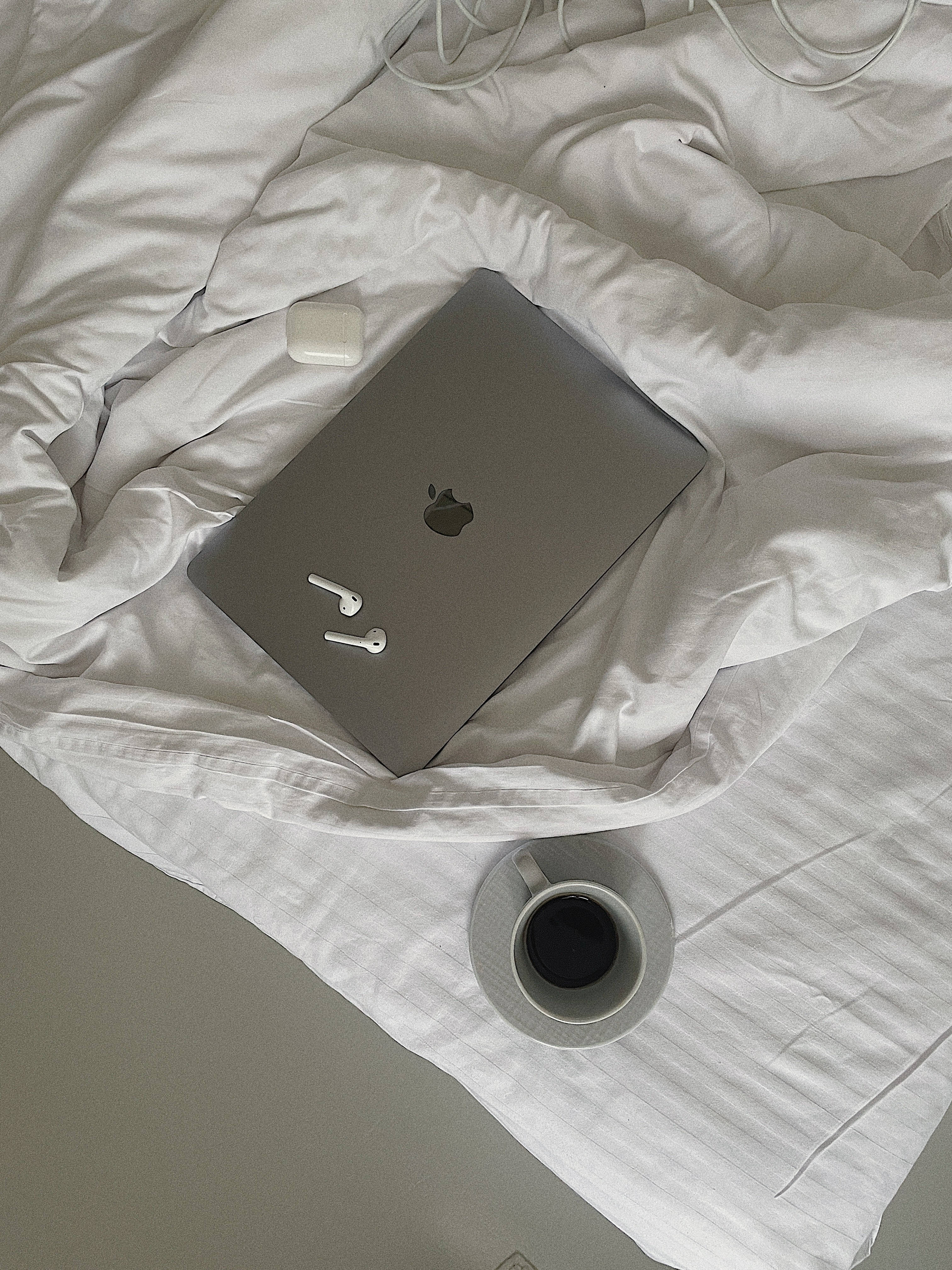 Естетичний сріблястий Mac та AirPods Шпалери