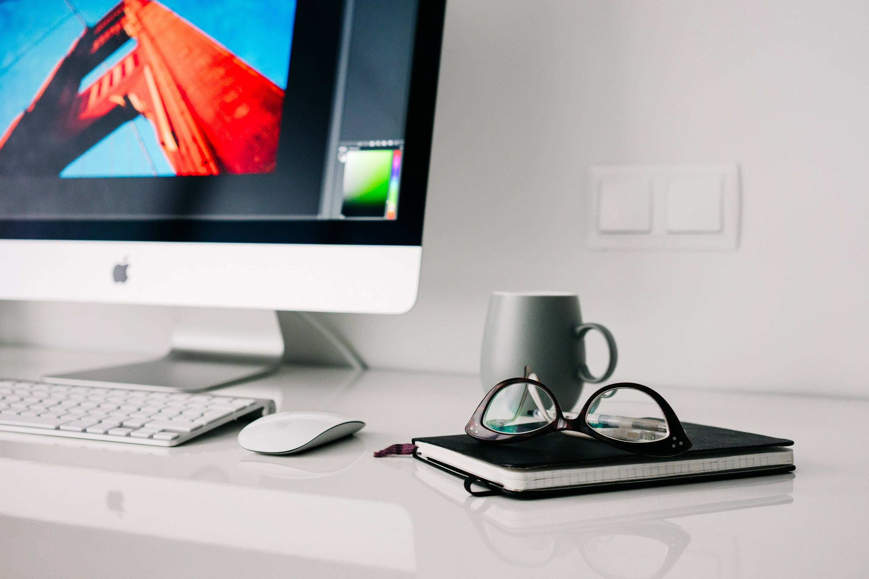Вишукане робоче місце Mac на чистому дерев'яному столі Шпалери