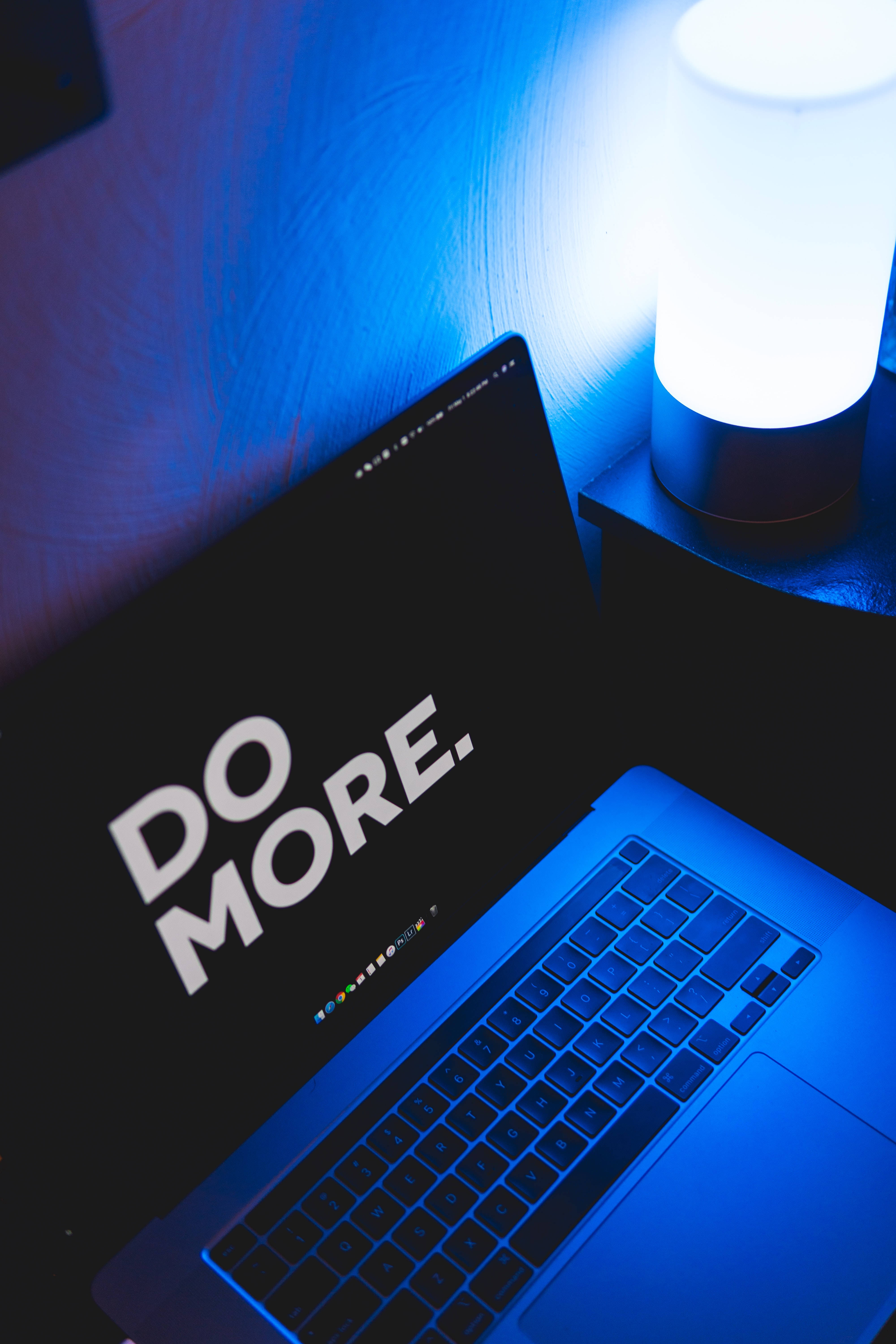 Мотиваціонные слова на екрані MacBook Шпалери