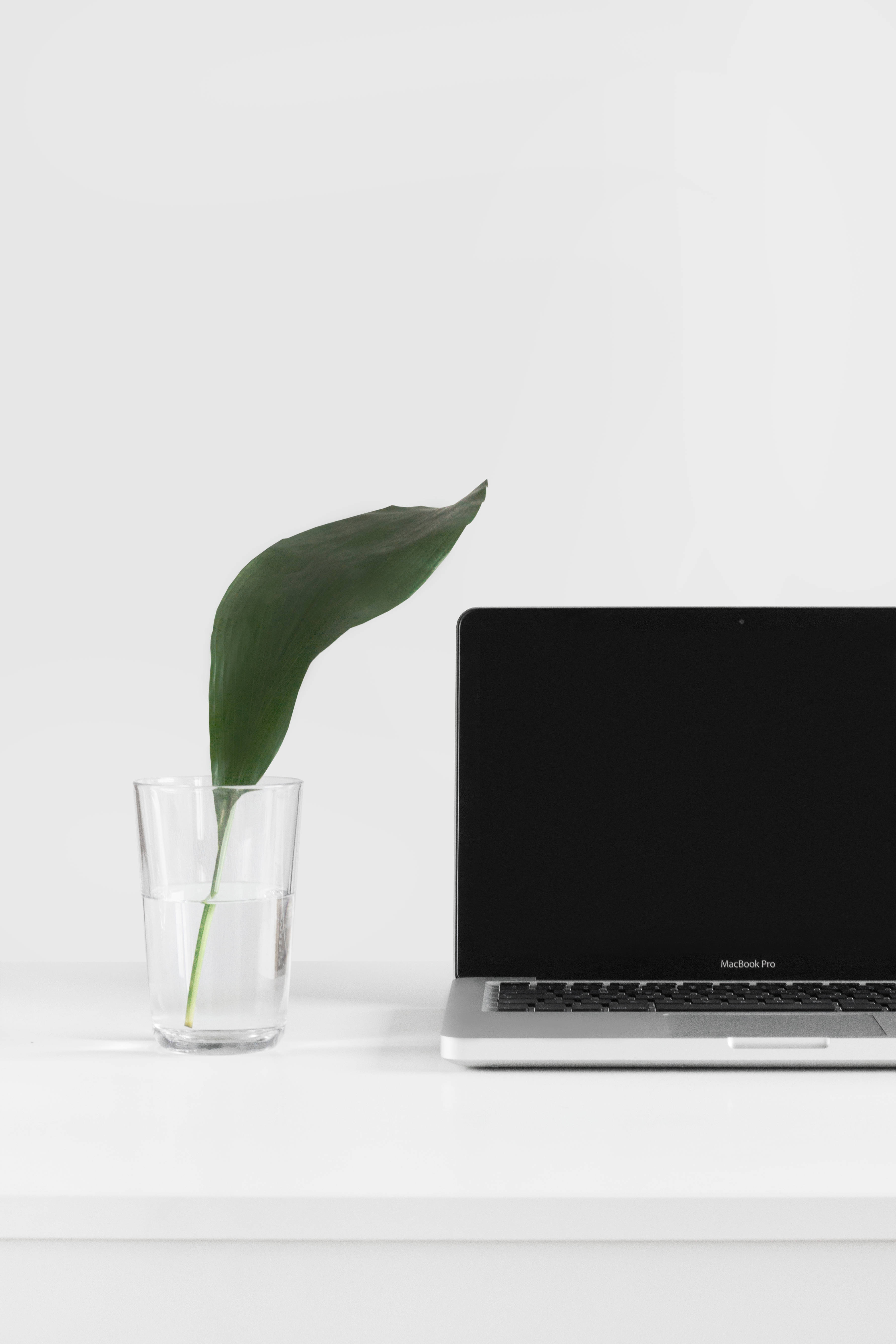 Стильный минималистичный рабочий стол MacBook Pro Шпалери