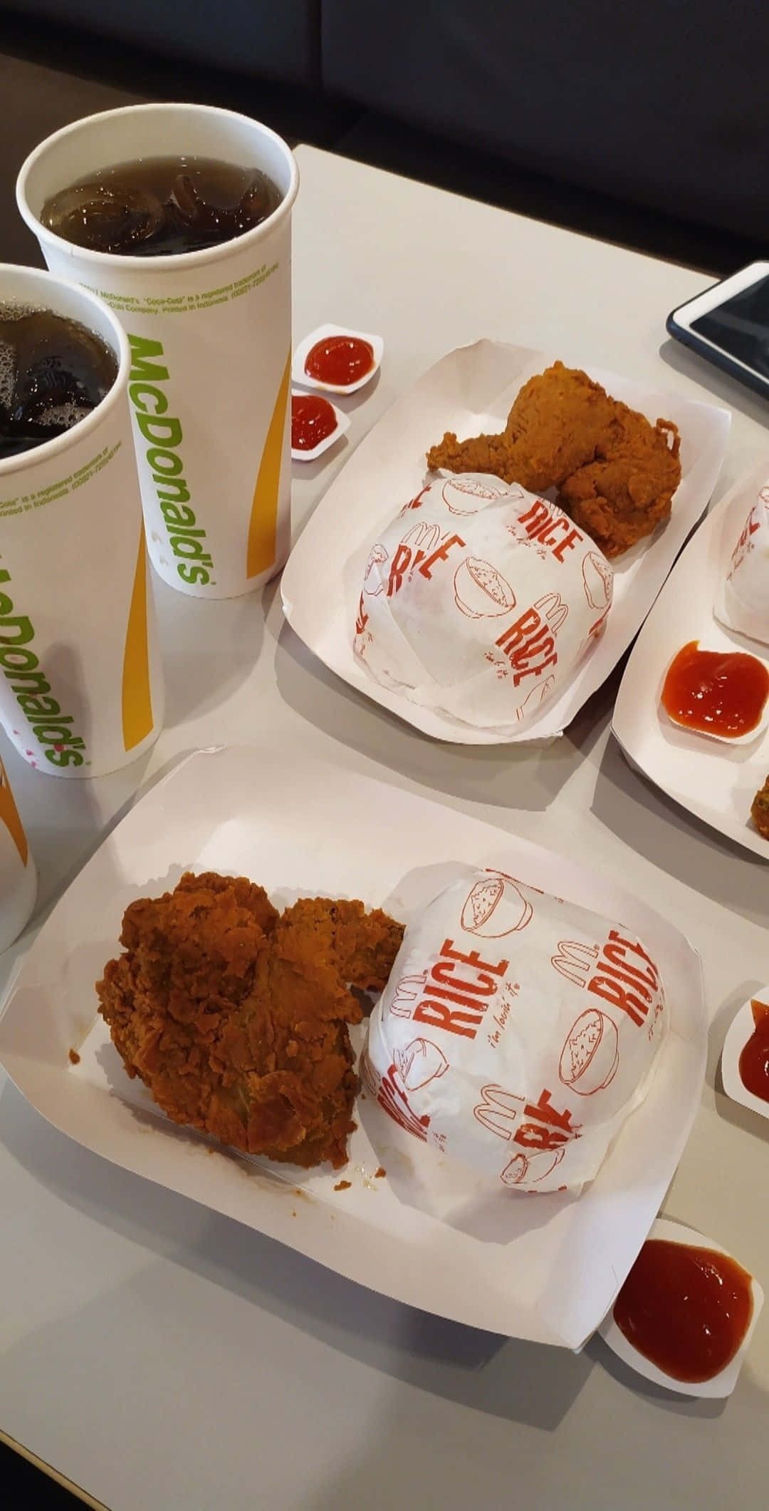 Фото еды: тарелка с курицей и рисом из McDonald's Шпалери