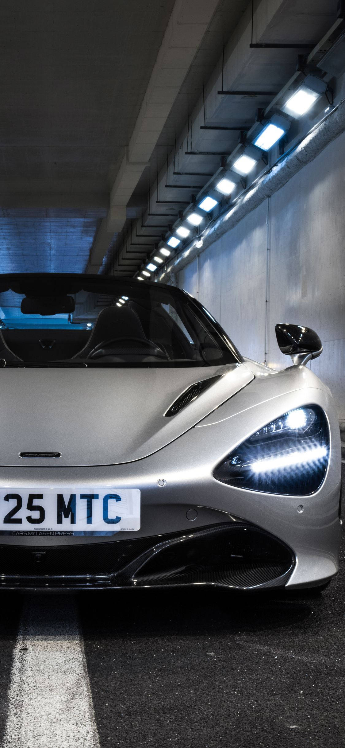 McLaren 720S білий автомобіль у тунелі для телефону Шпалери