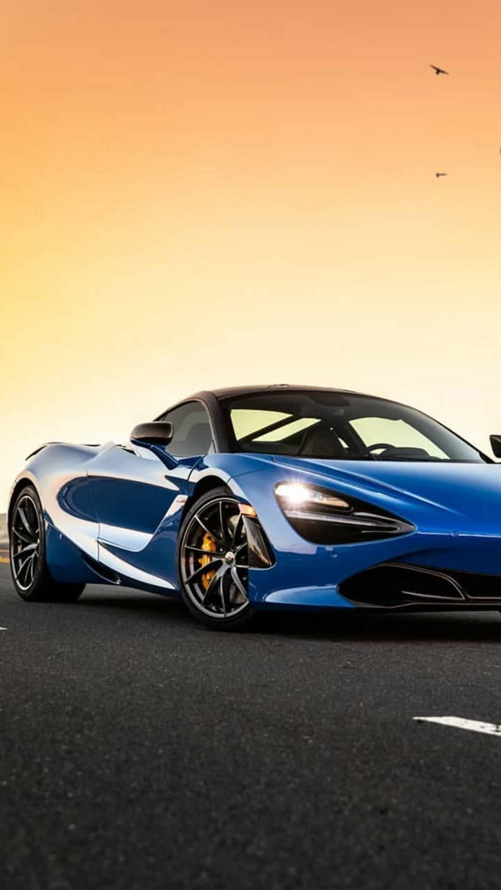 Синій McLaren 720S на заході сонця для телефону Шпалери