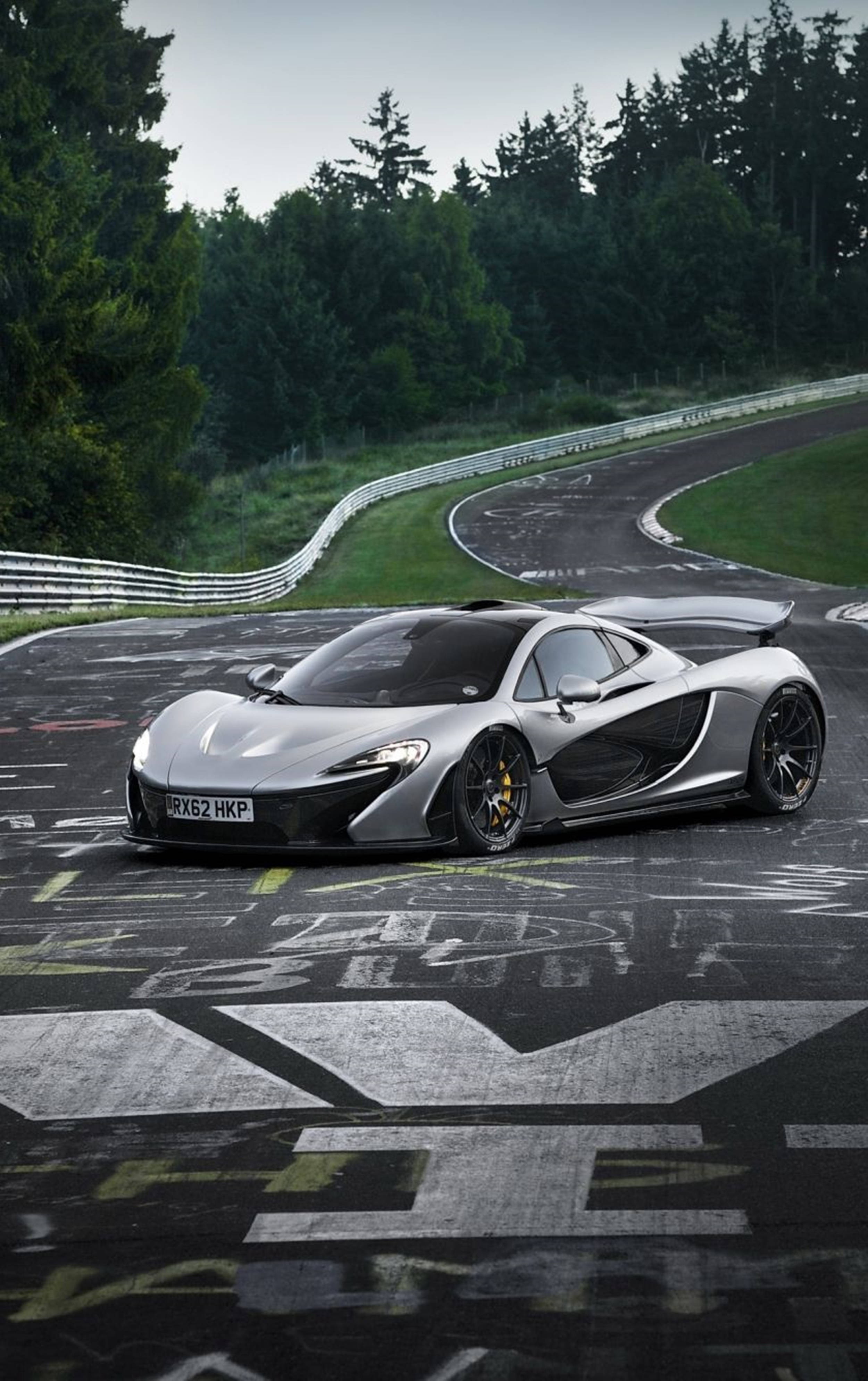 Белый спортивный автомобиль на трассе для дрифта McLaren iPhone Шпалери