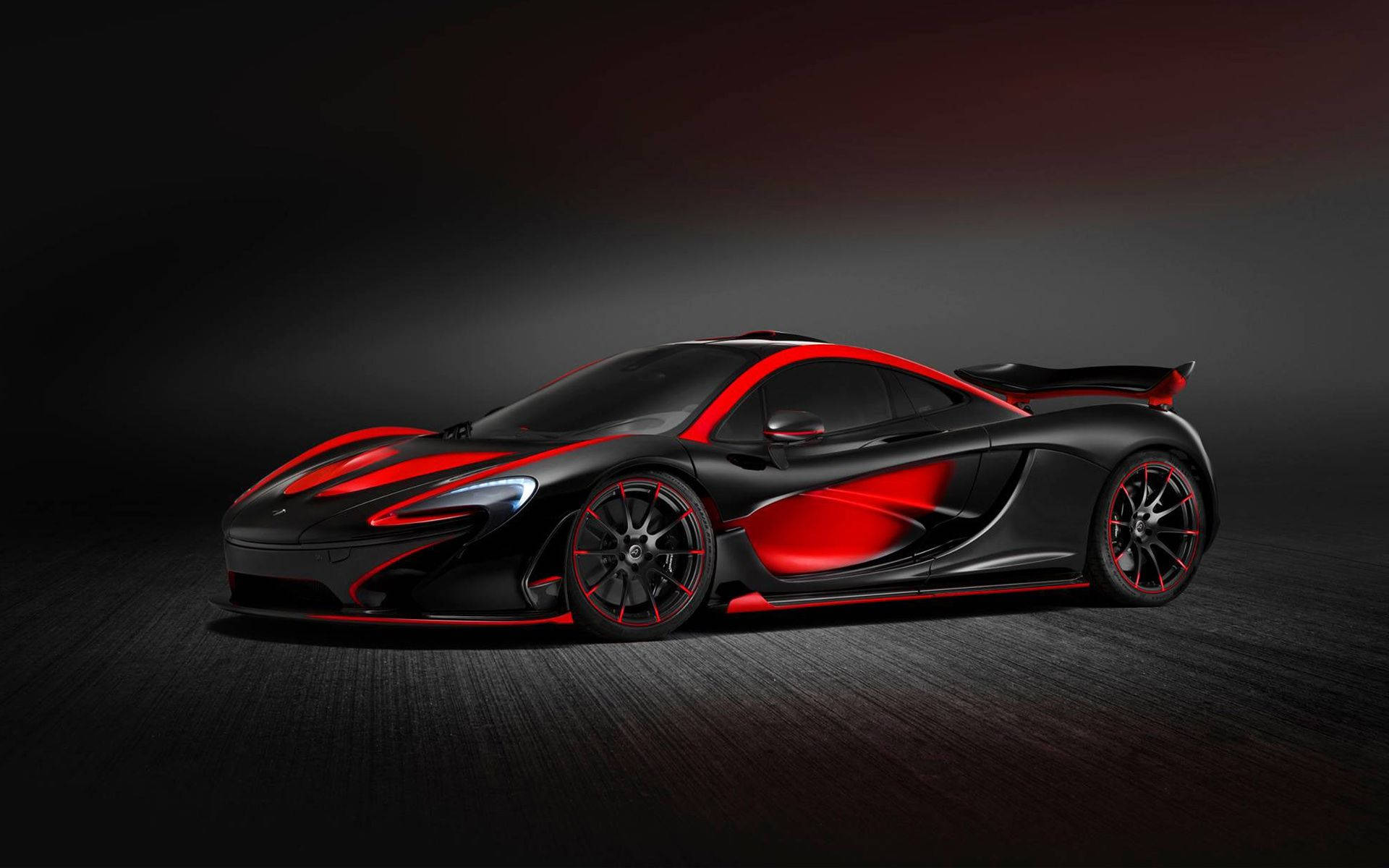 Крутий червоно-чорно-сірий автомобіль McLaren P1 Шпалери