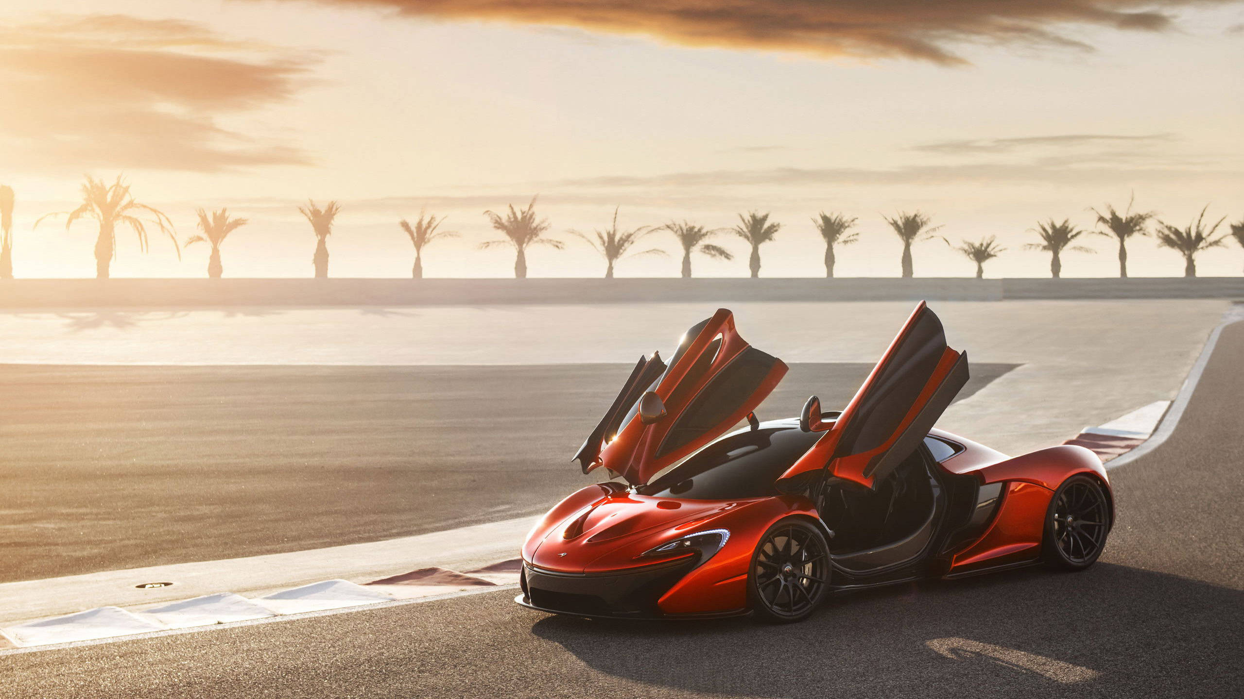 Крутой красный McLaren Шпалери