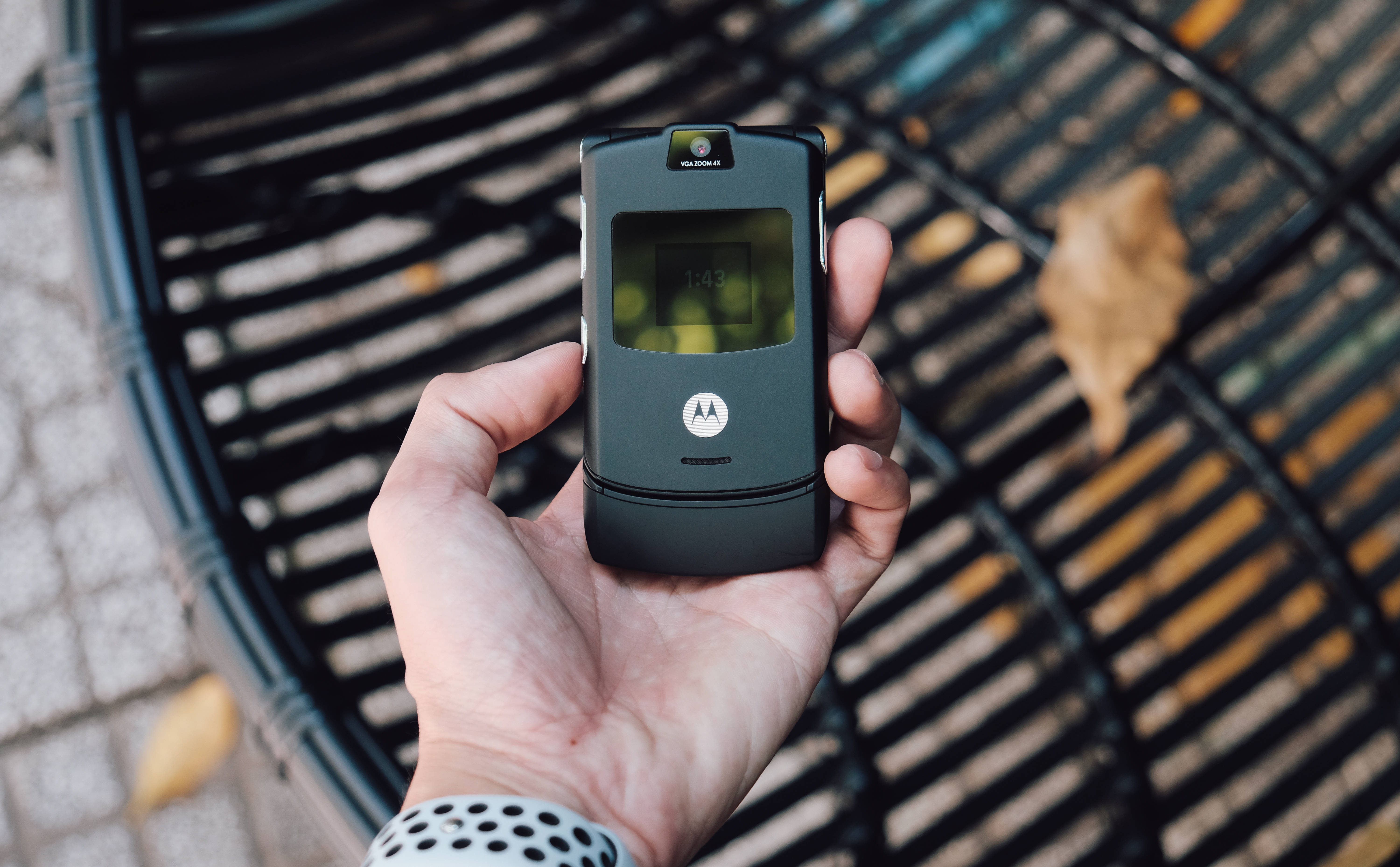 Черная раскладушка Motorola Шпалери