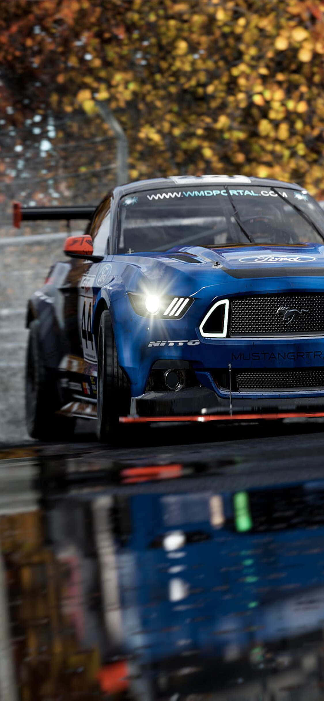 синяя гоночная машина Mustang под дождем Шпалери