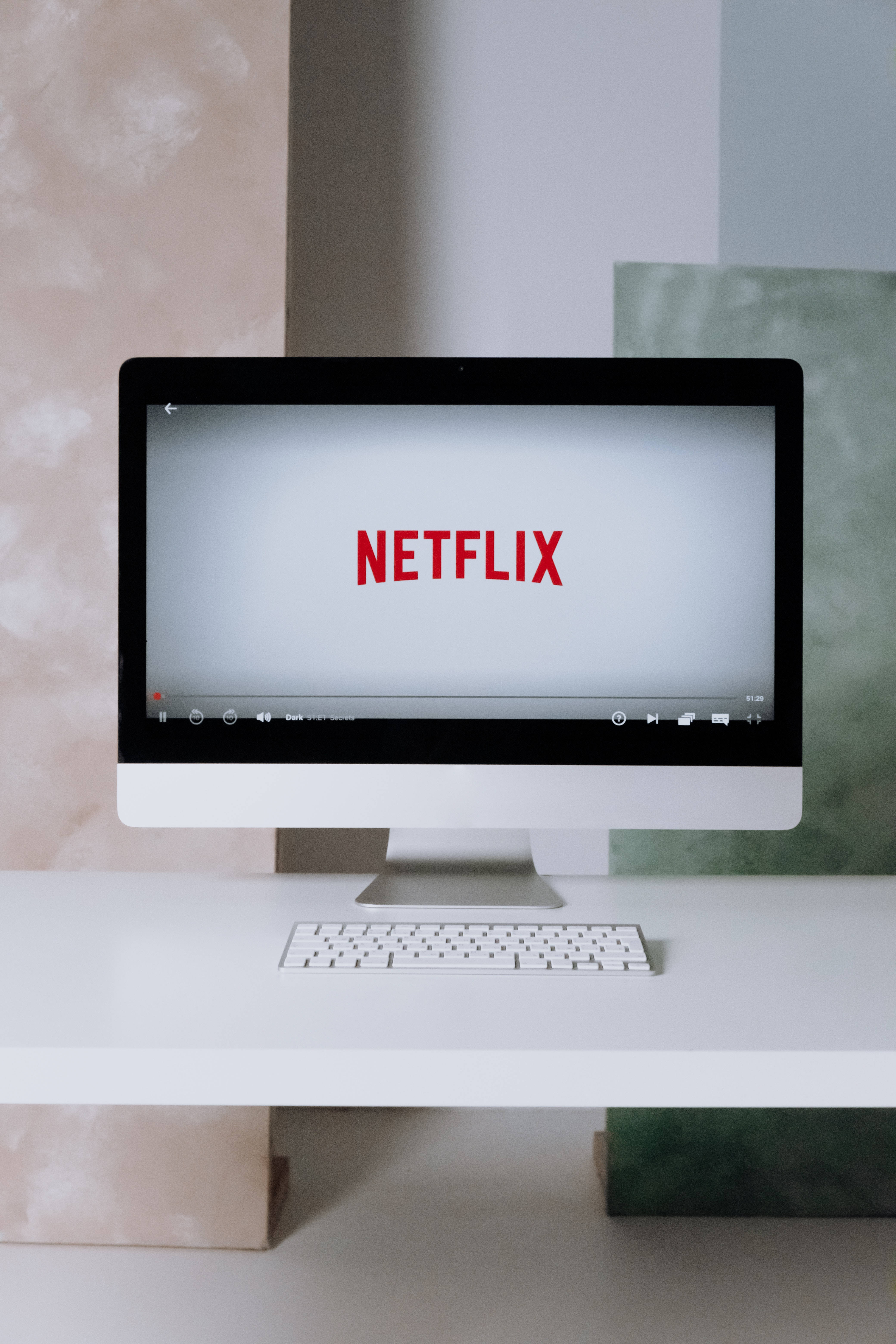 Netflix на экране компьютера Шпалери