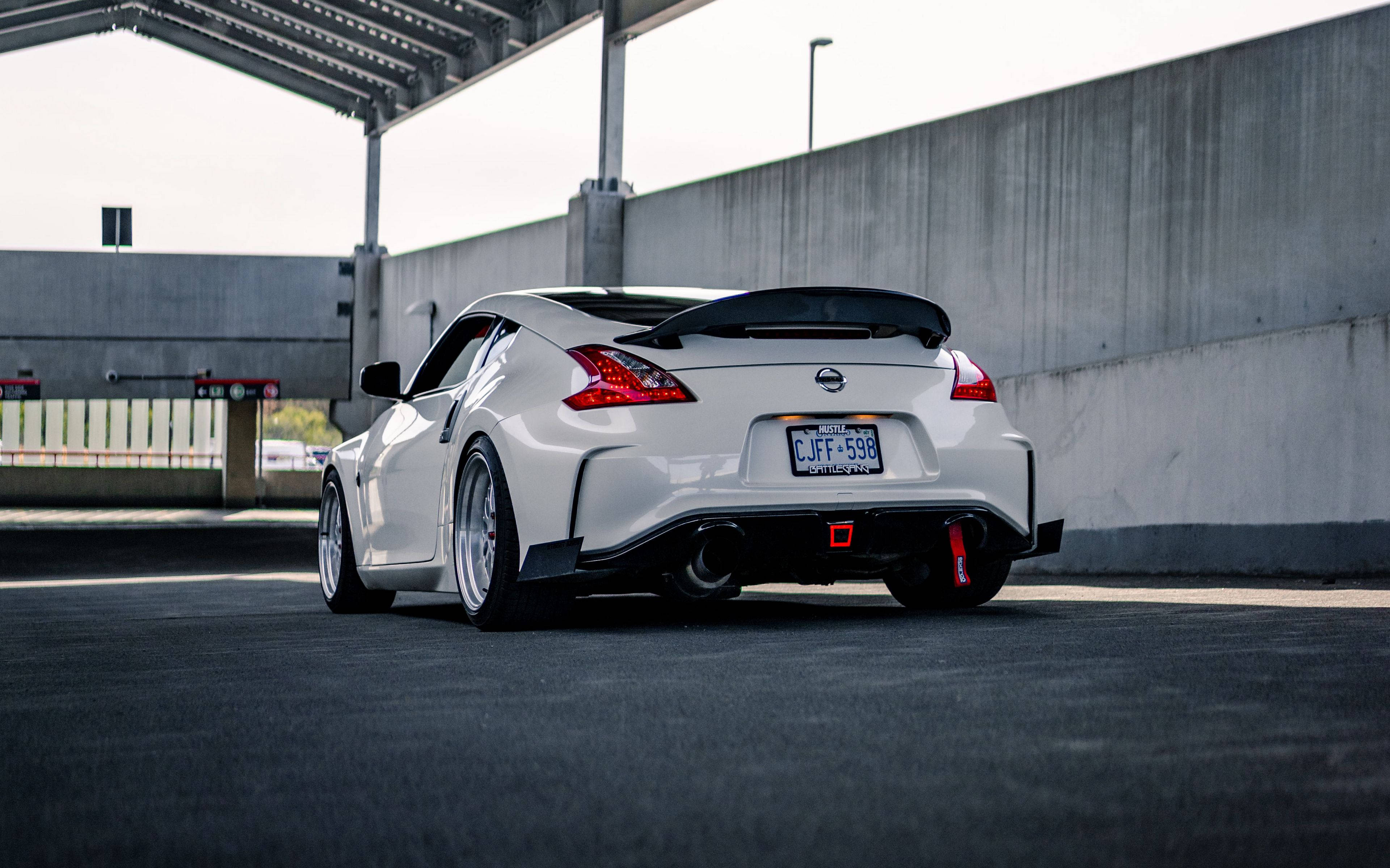 Nissan 370Z на критій парковці Шпалери