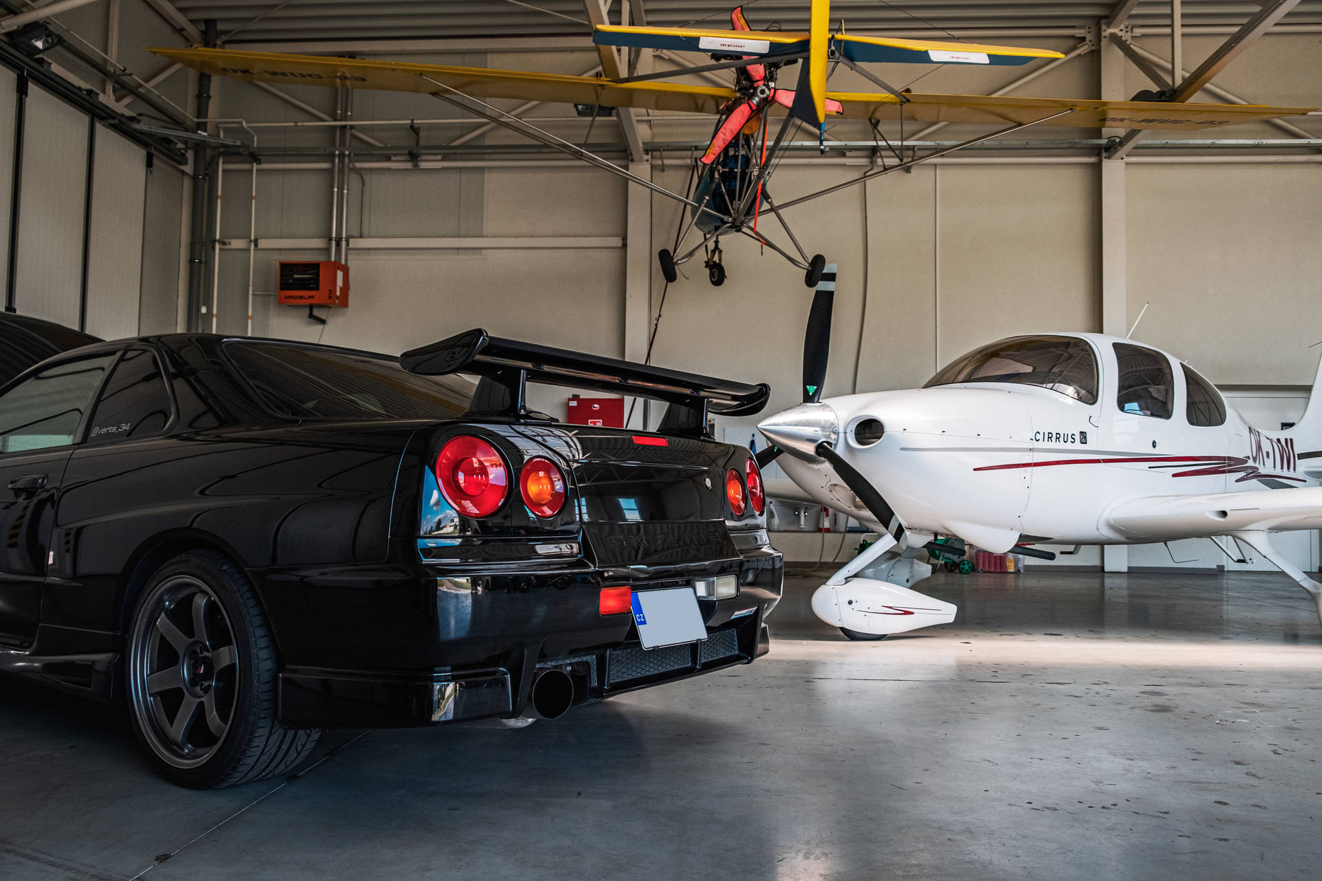 Nissan Skyline GTR R34 в ангарі