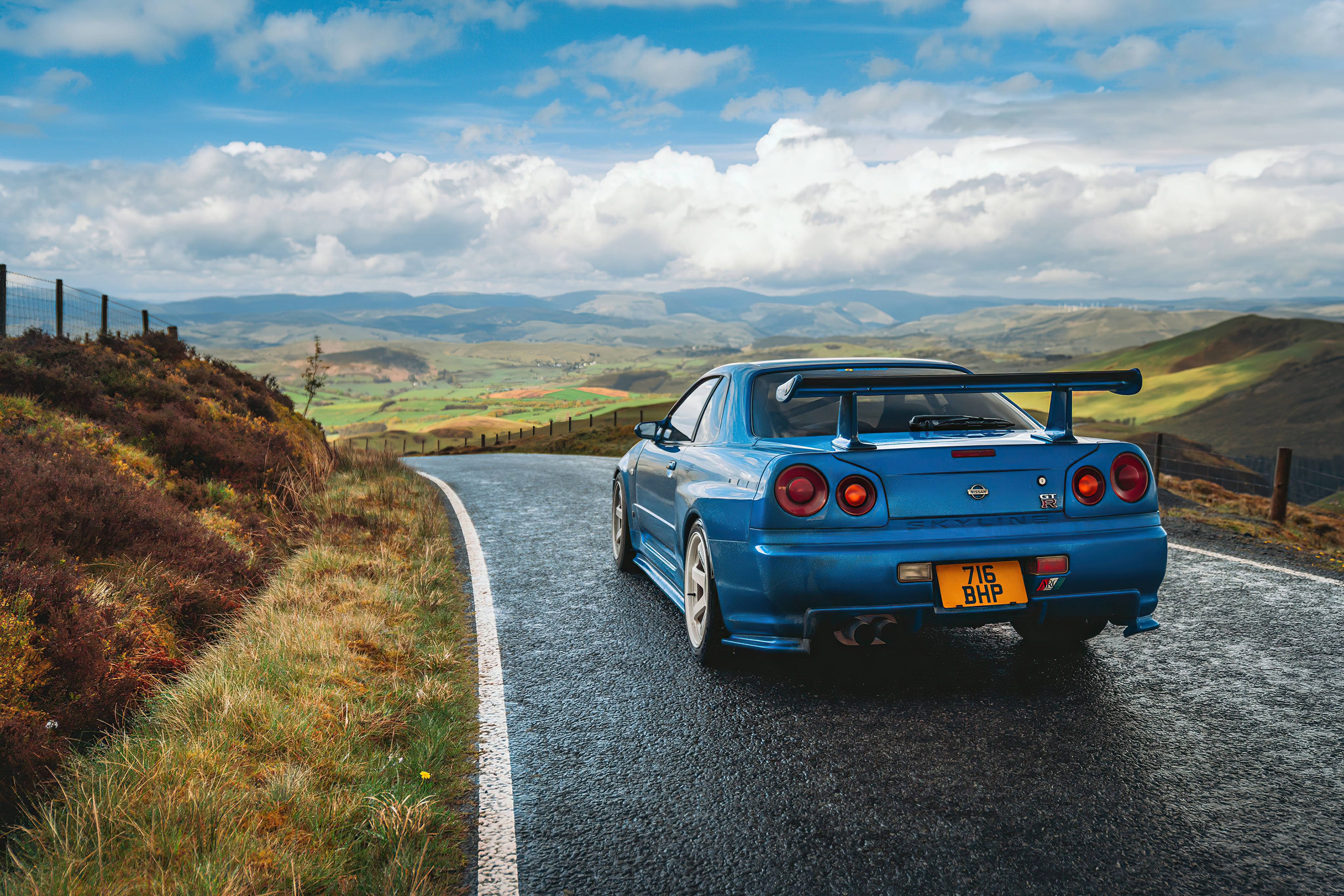Синій Nissan Skyline GTR R34 на пагорбах Шпалери