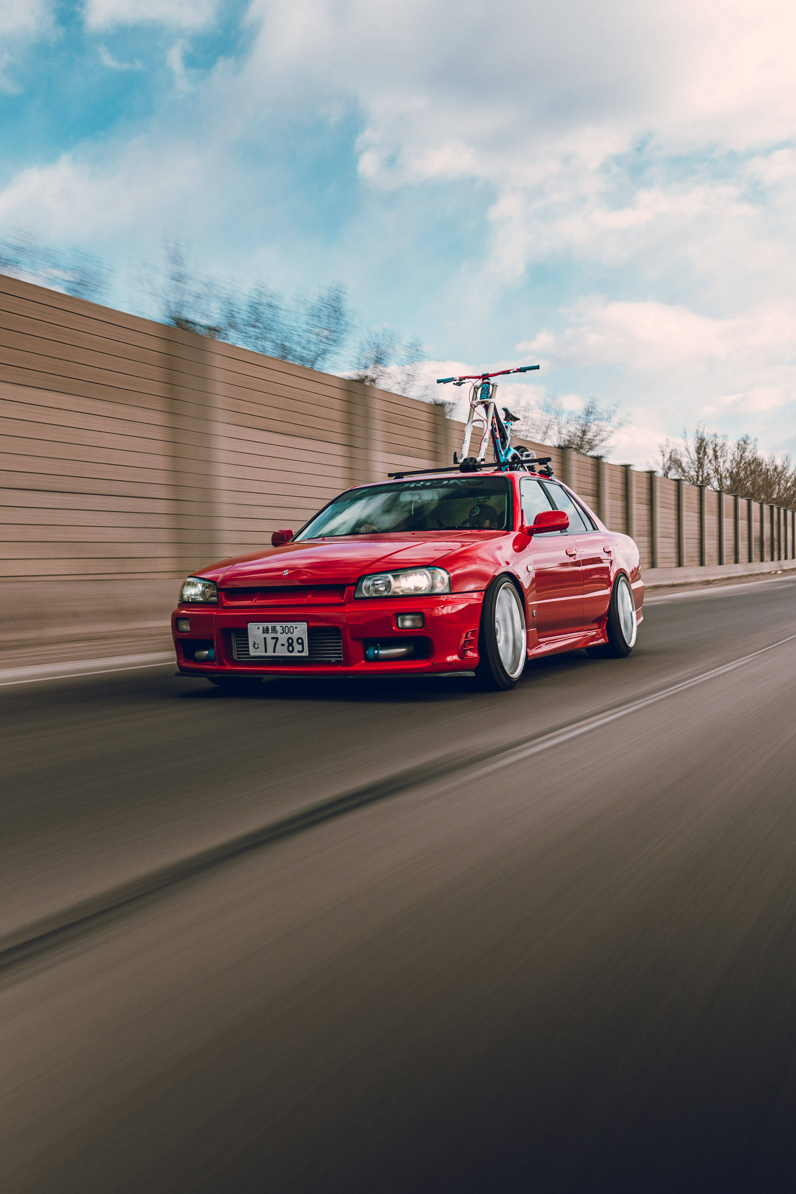 Червоний Nissan Skyline GTR R34, що вражає Шпалери