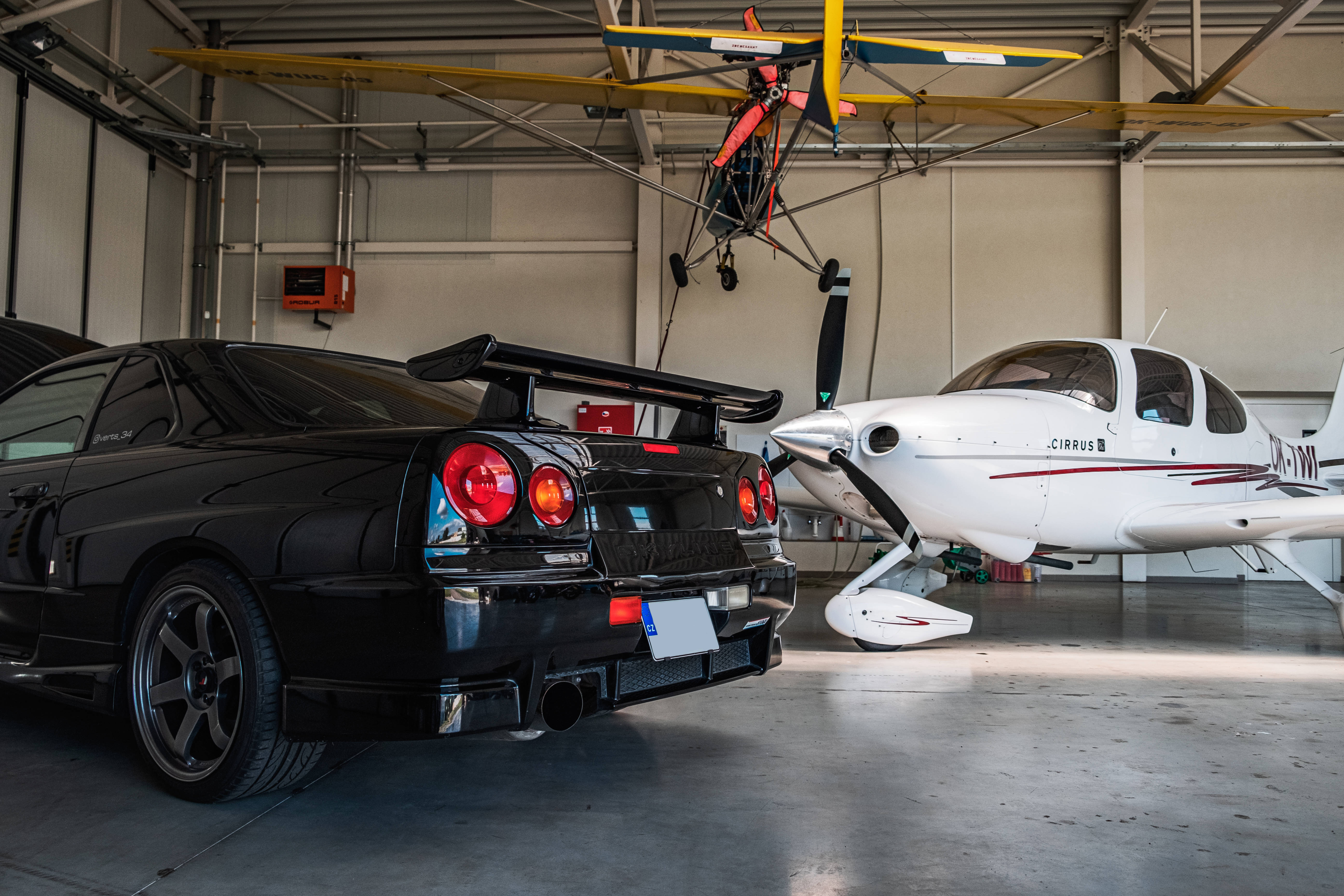 Nissan Skyline GTR R34 в ангарі Шпалери