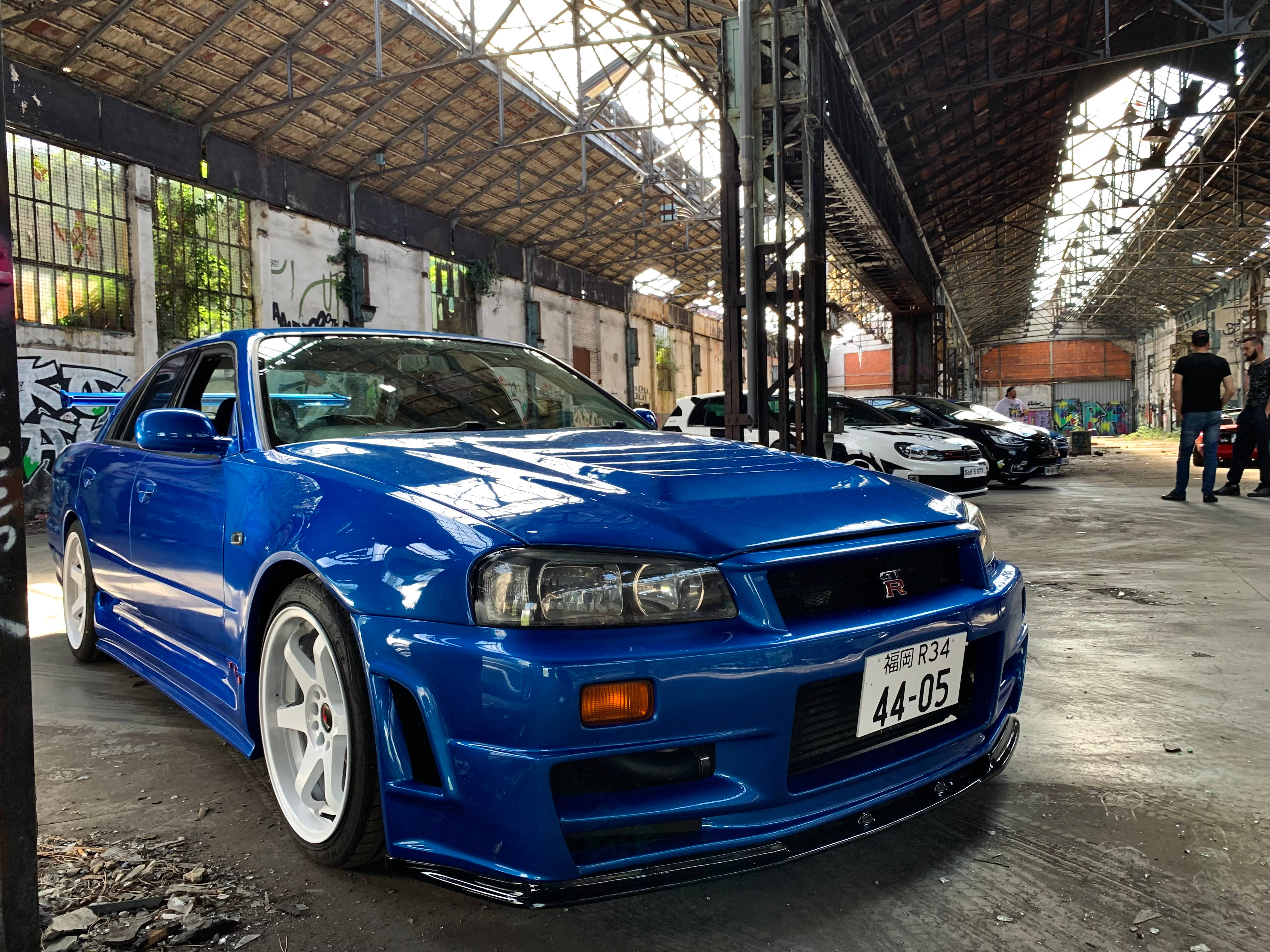 Блискучий синій Nissan Skyline GTR R34 Шпалери