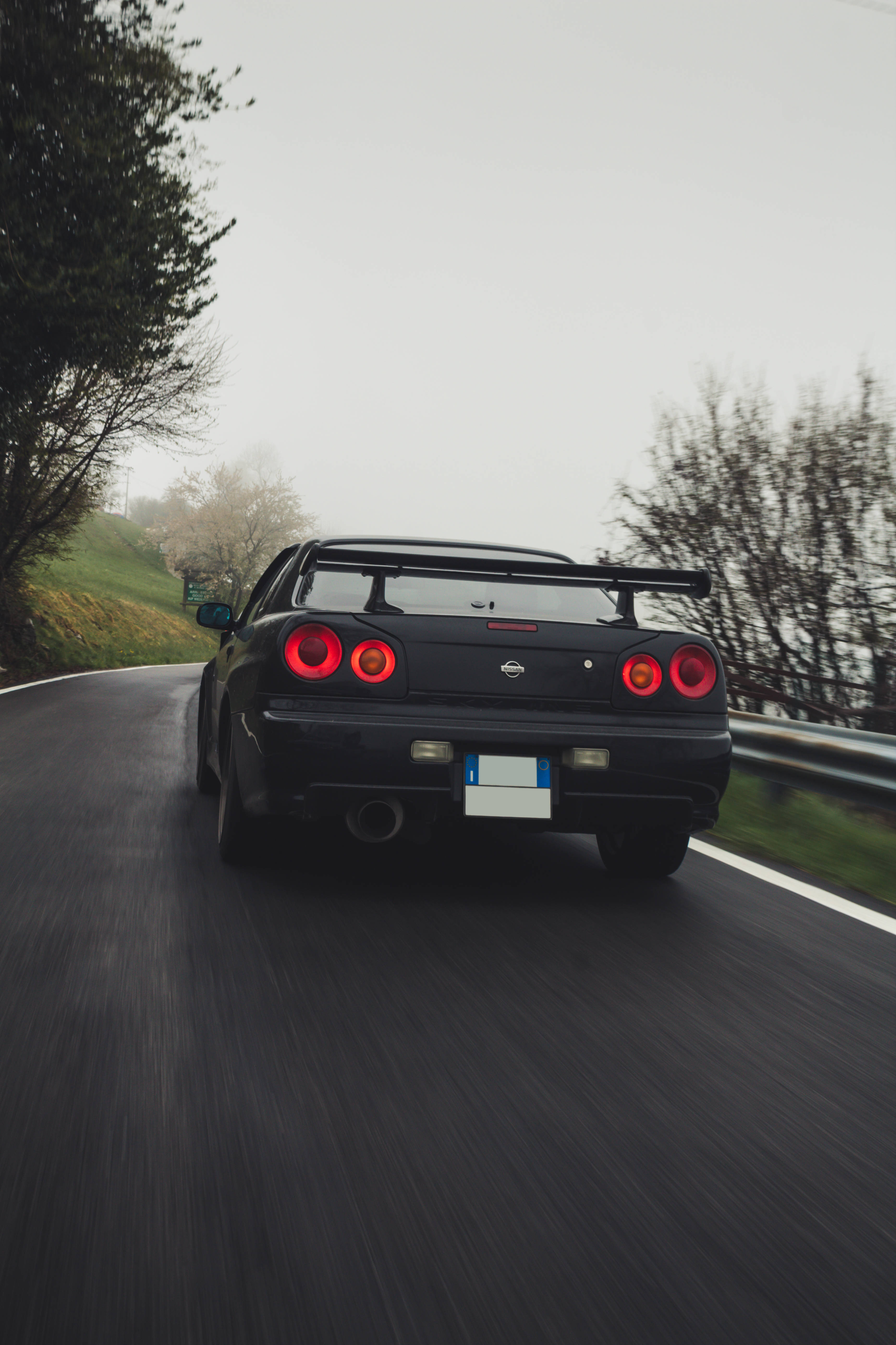 Nissan Skyline GTR R34 на туманній дорозі Шпалери
