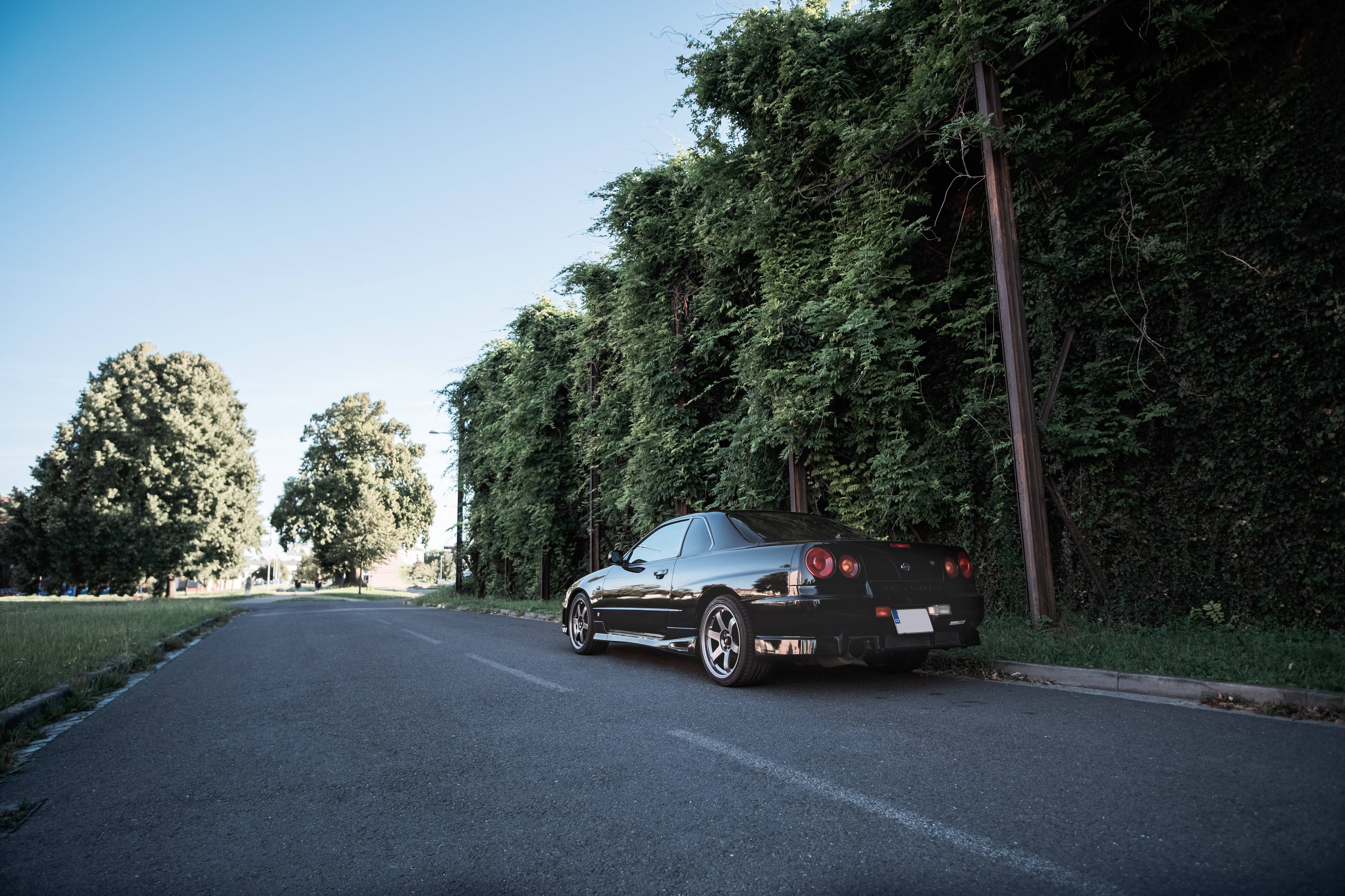 Nissan Skyline GTR R34 на узбіччі Шпалери