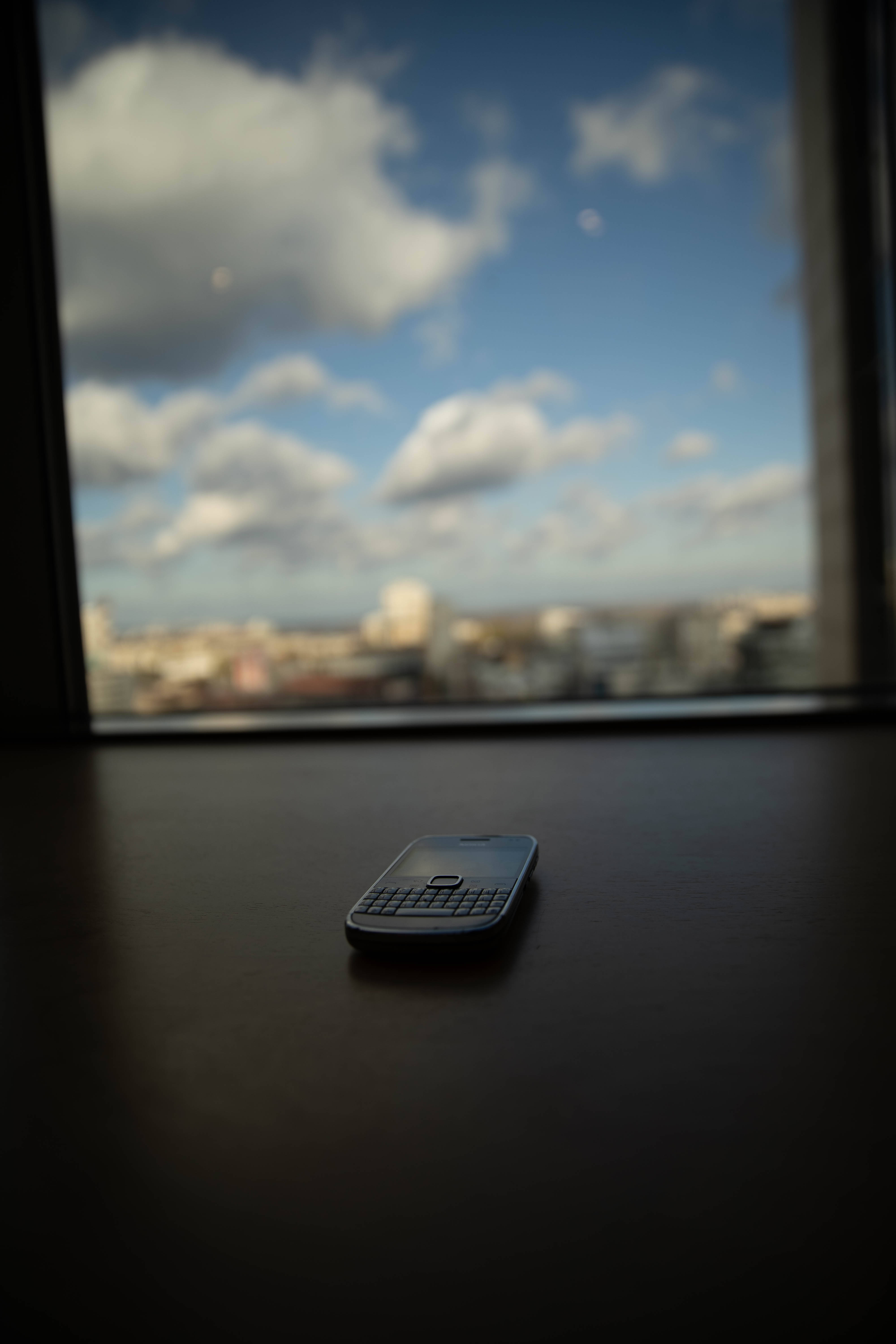 Nokia E71 облачное небо Шпалери