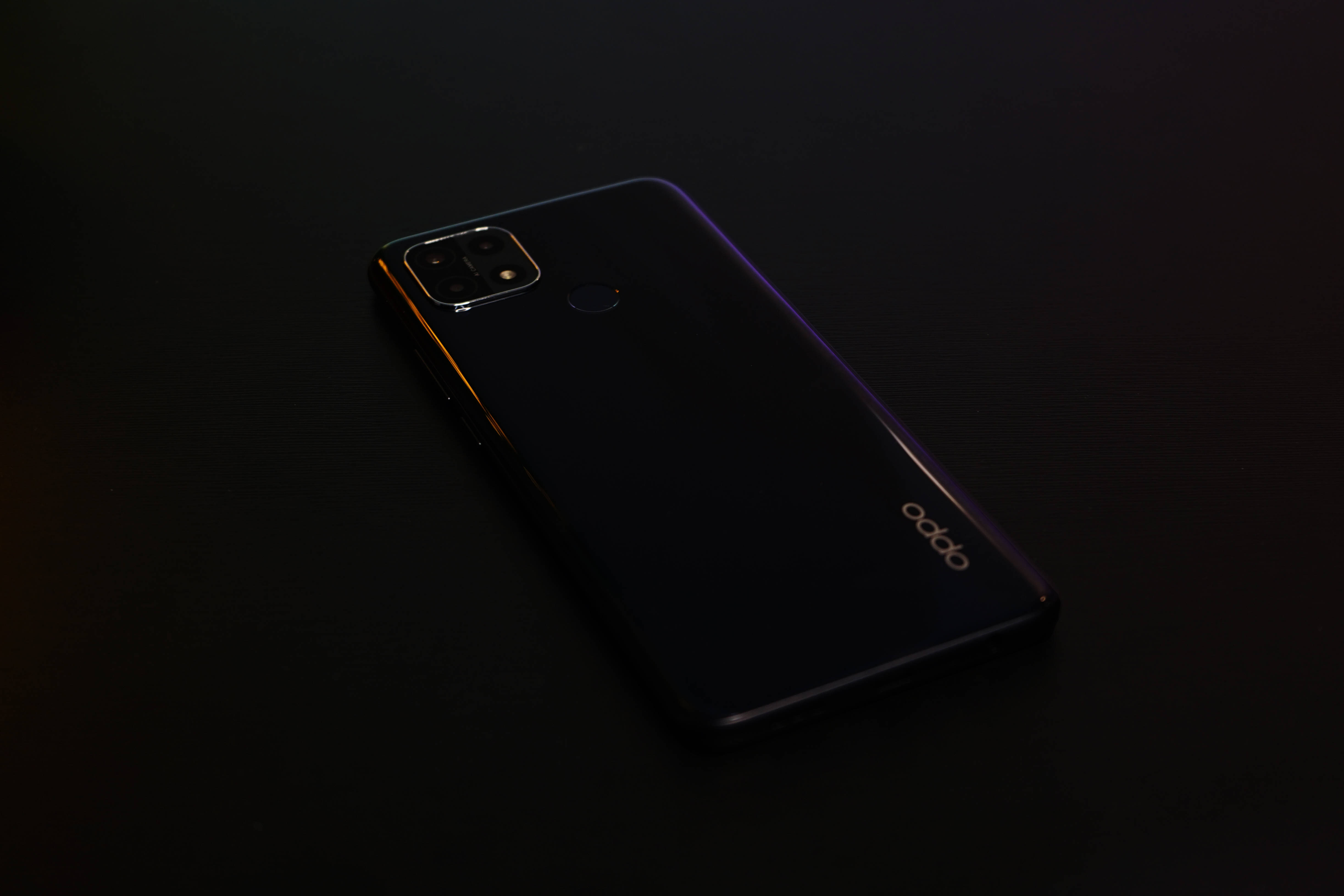 Черный смартфон Oppo Шпалери