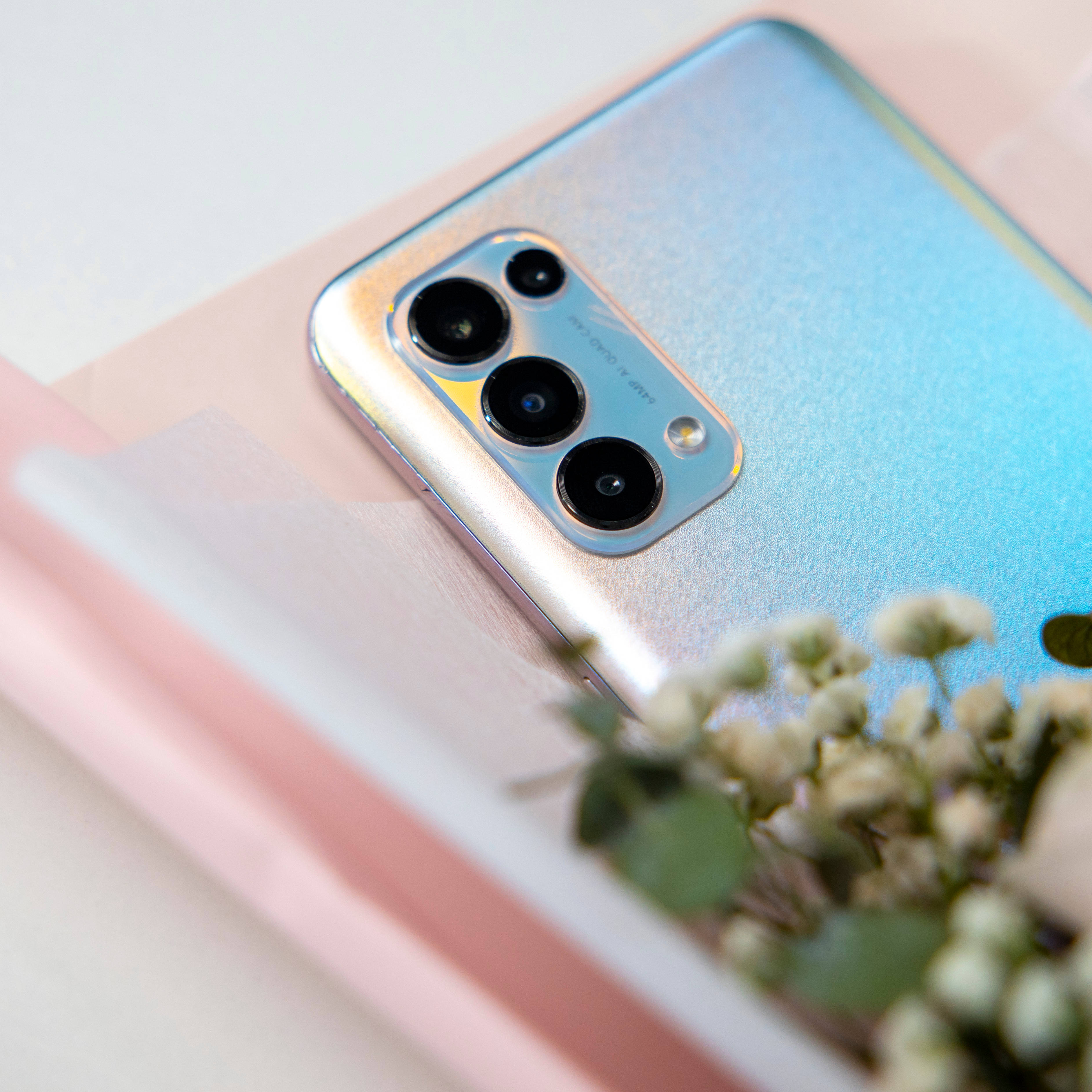 Серебристый смартфон Oppo Reno5 Шпалери