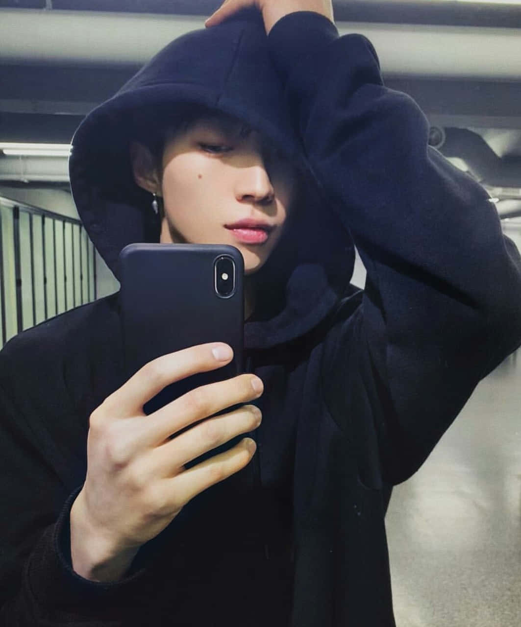 Естетичный молодой человек в oversized футболке Шпалери