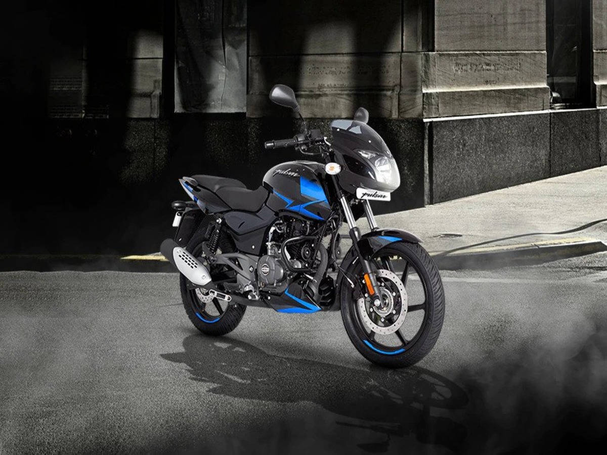 Pulsar 150 на тротуарі Шпалери