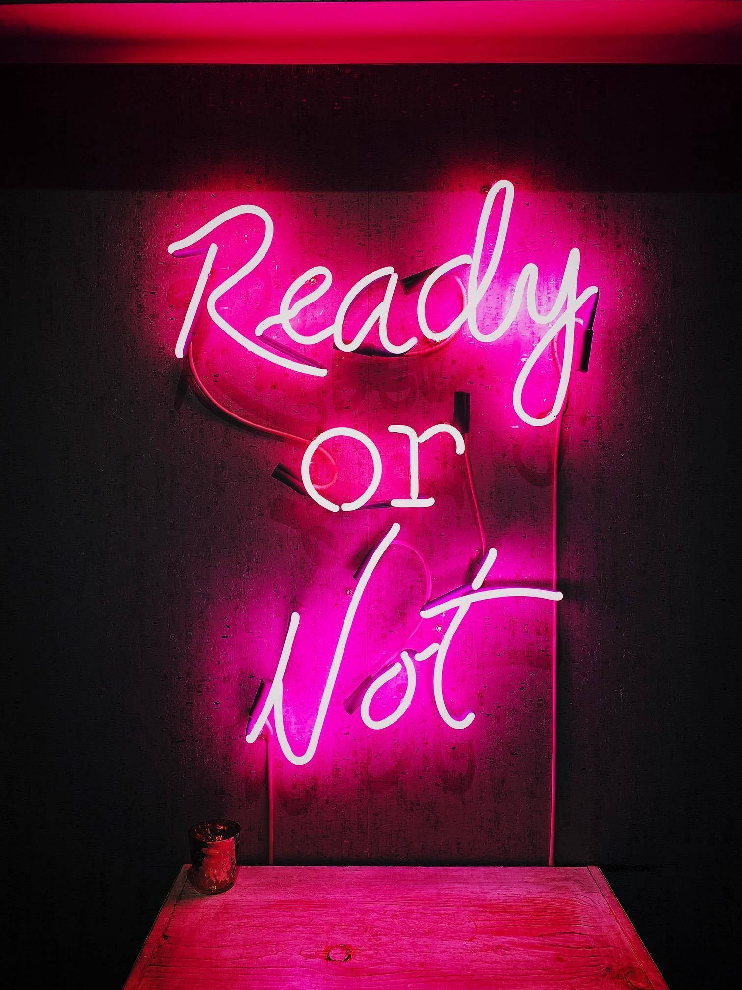 Неонова вивеска Ready Or Not рожевого кольору Шпалери