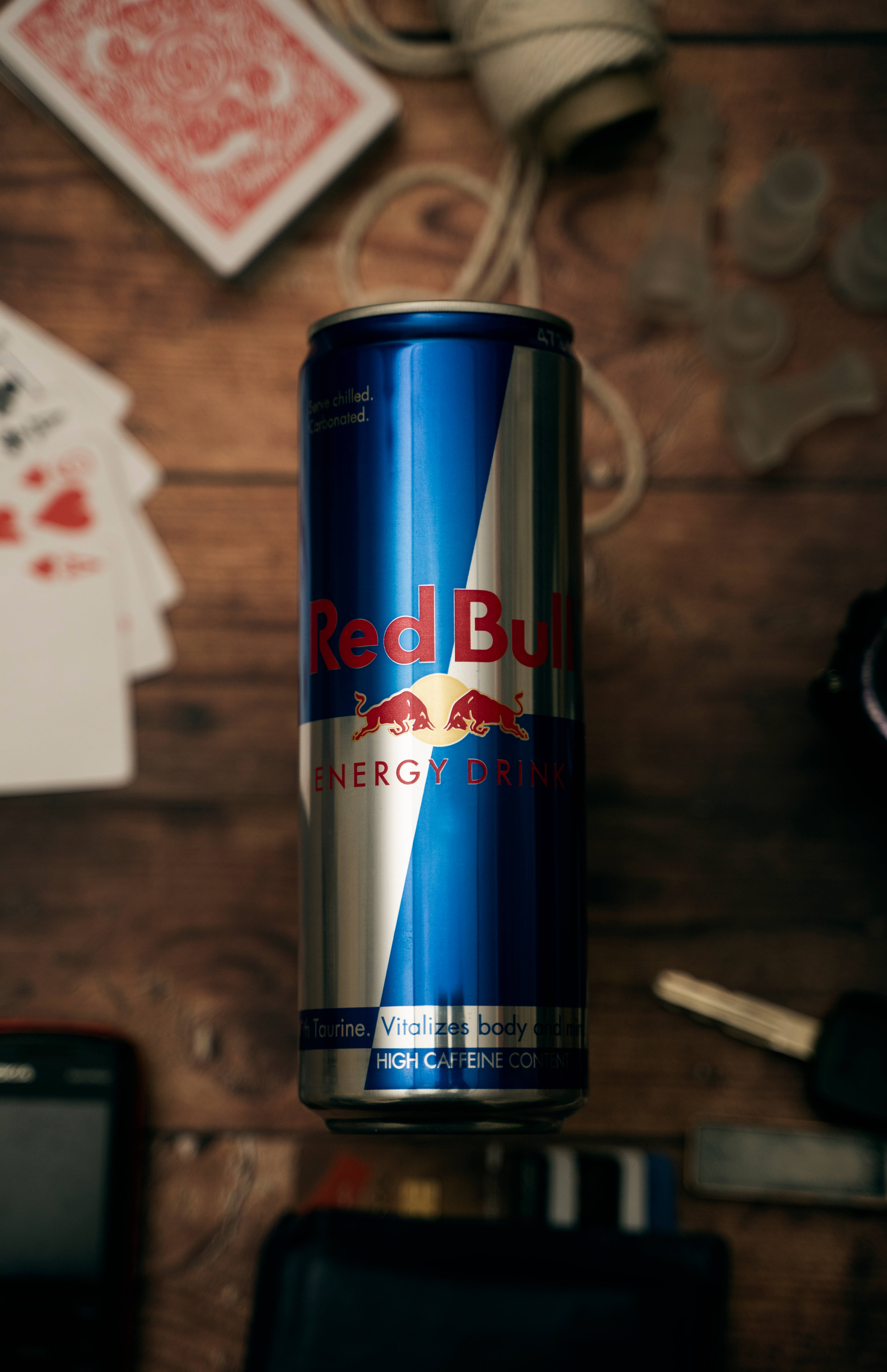 Банка Red Bull с картами на столе Шпалери