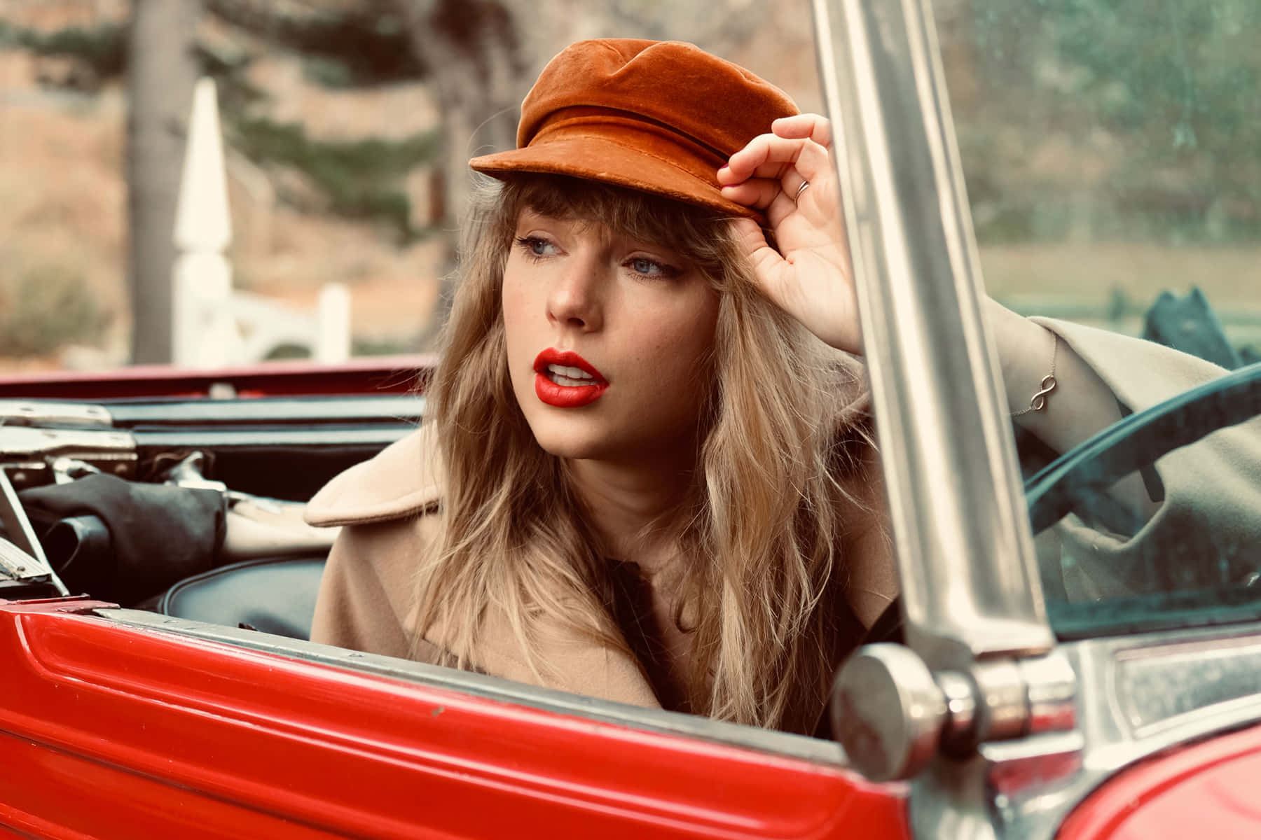 Тейлор у кабріолеті з Red (Taylor's Version) Шпалери