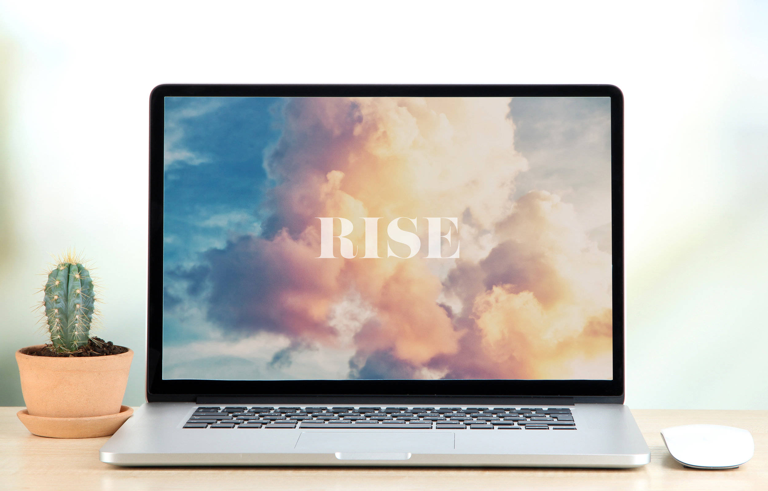 Естетичні хмари Rise на ноутбуке в офісе Шпалери