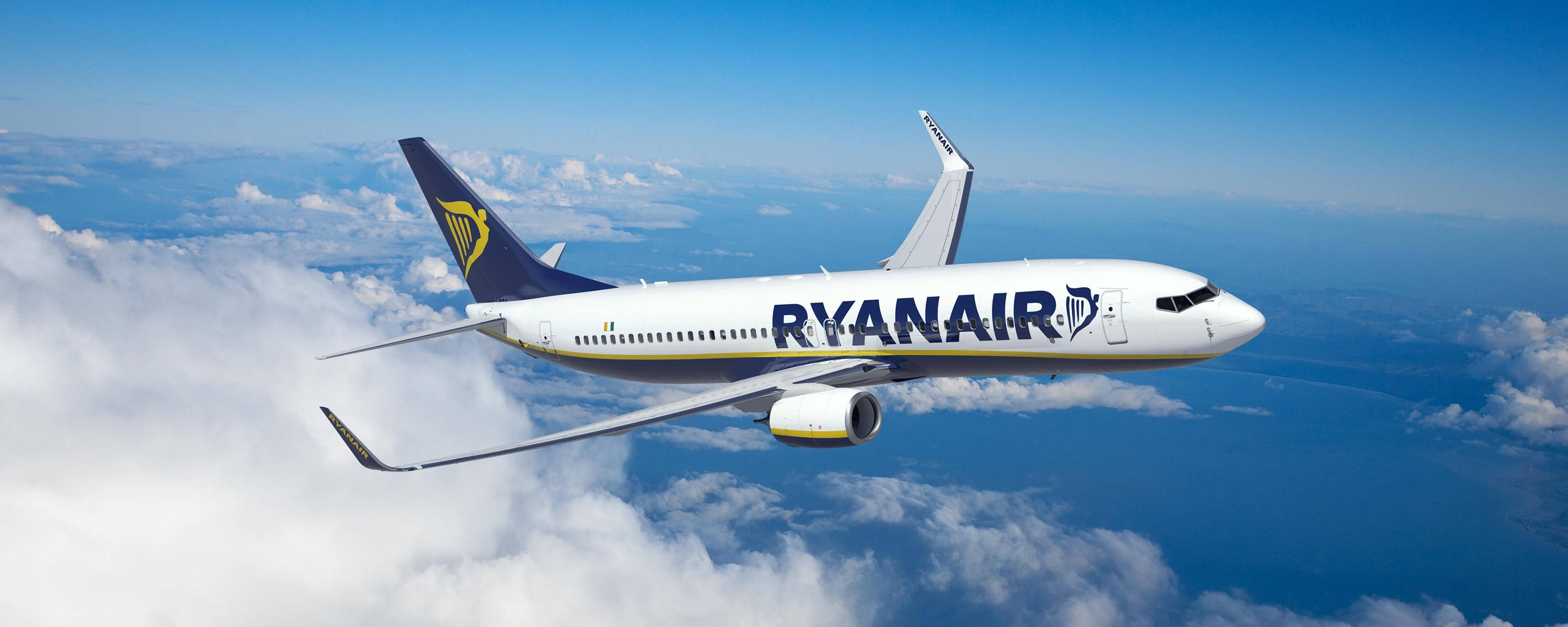 Літак Ryanair у небі Шпалери