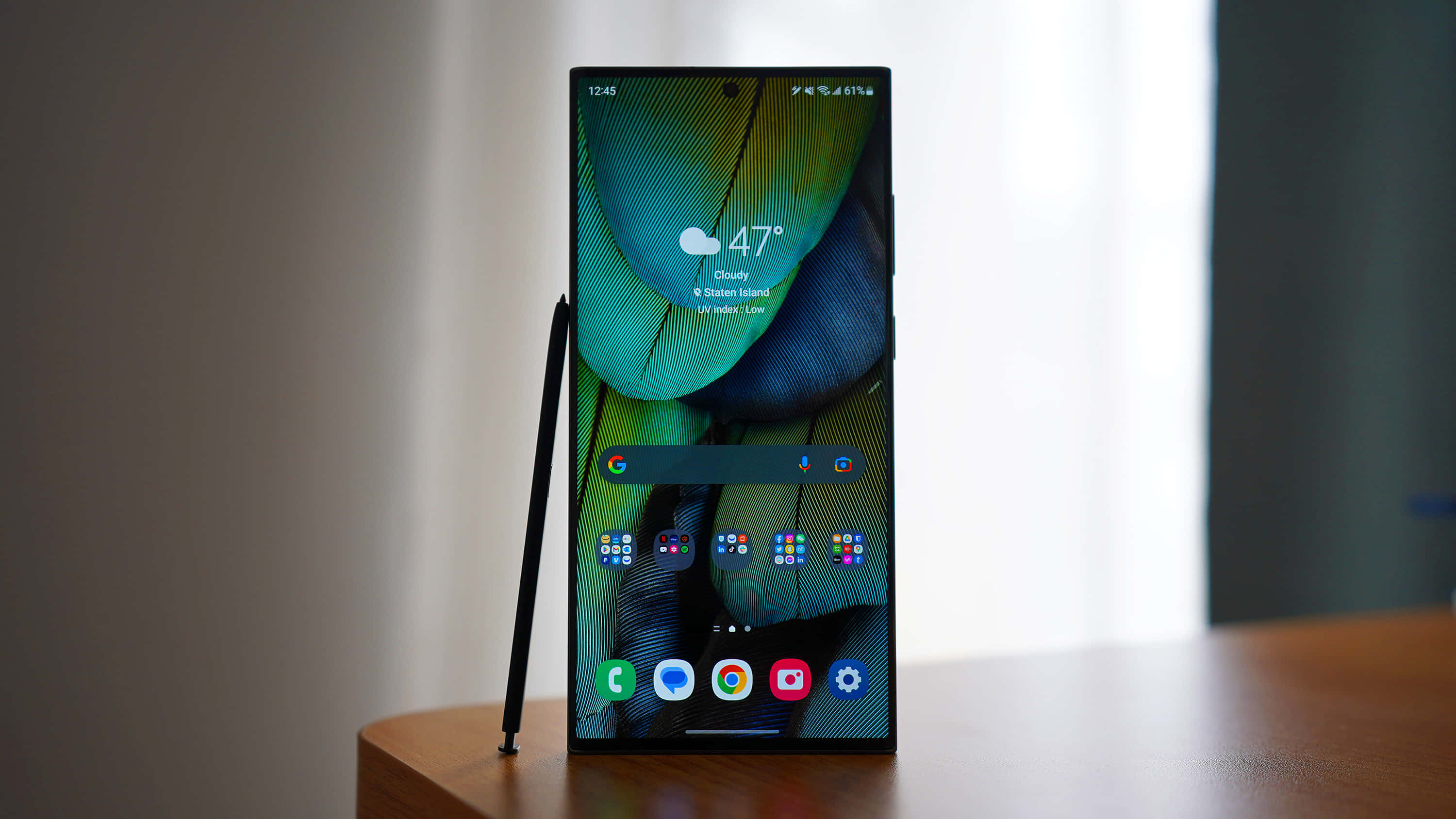 Samsung S23 Ultra з S Pen на дисплеї Шпалери