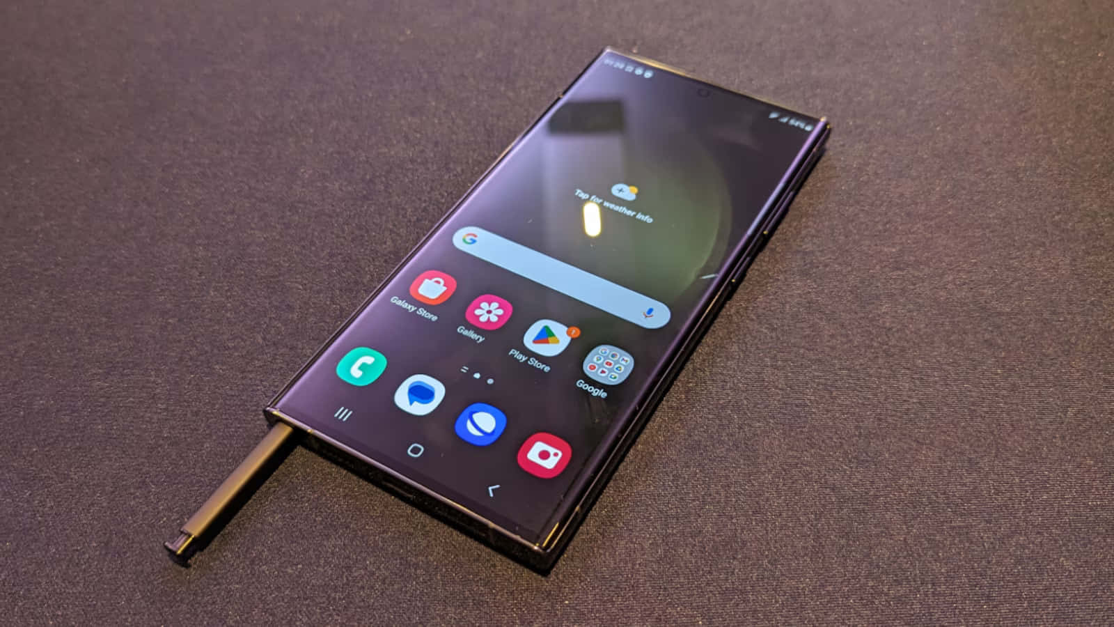 Samsung S23 Ultra с видимым стилусом S Pen Шпалери