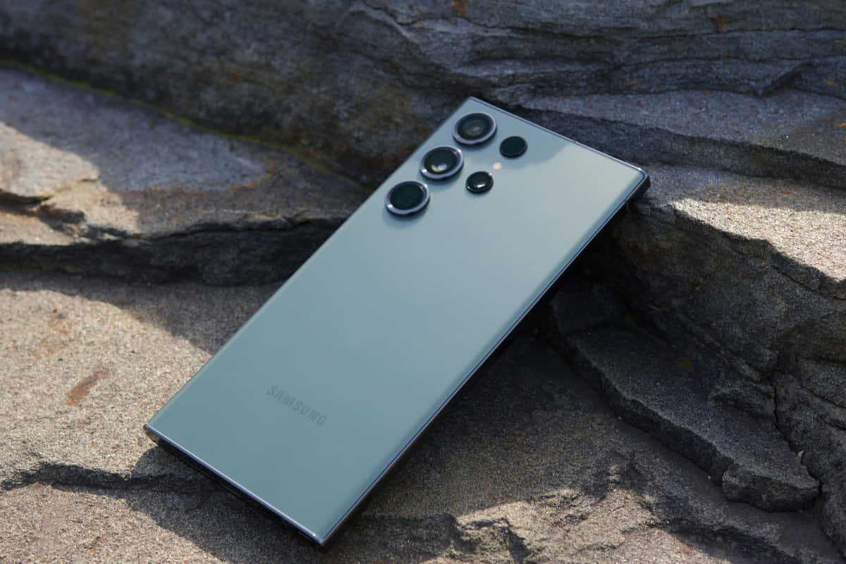 Samsung S23 Ultra на кам'яній поверхні Шпалери