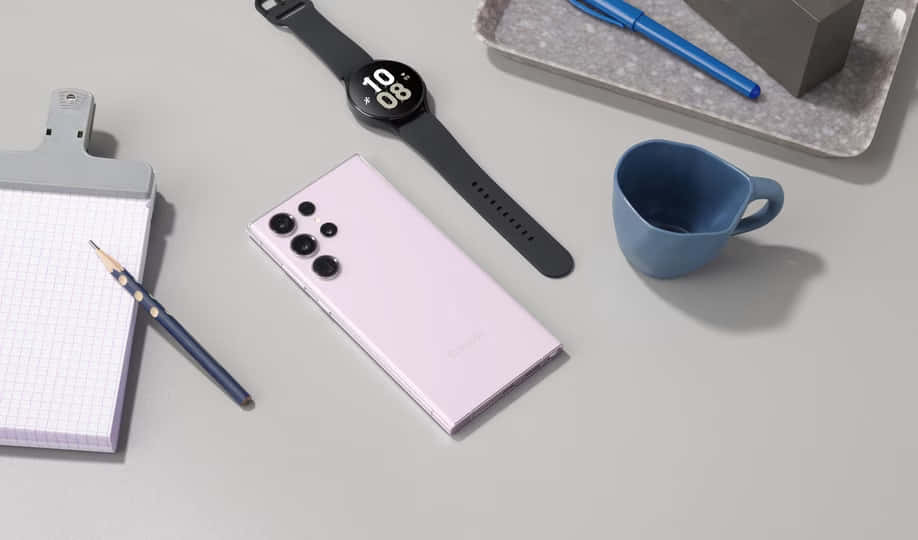 Рожевий Samsung S23 Ultra на робочому столі Шпалери