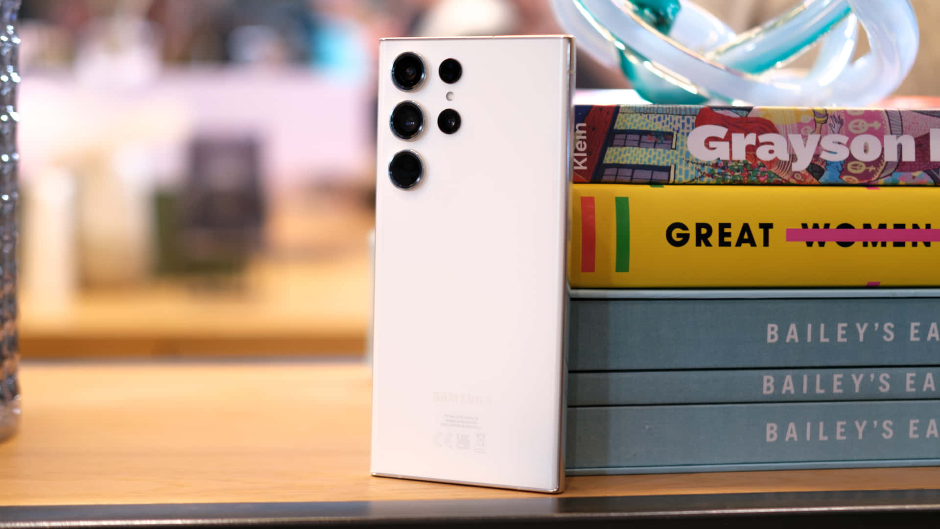 Samsung S23 Ultra кремовий колір на стопці книг фон Шпалери
