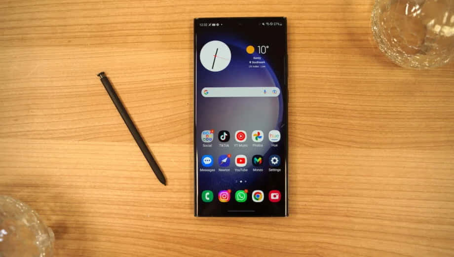 Samsung S23 Ultra з S Pen на столі Шпалери