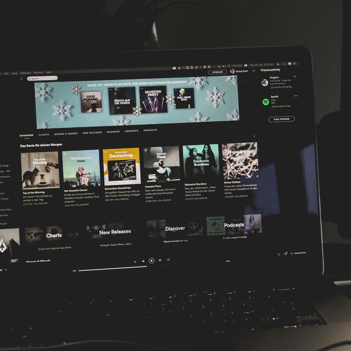 Темне фото ноутбука з обкладинками плейлистів Spotify Шпалери