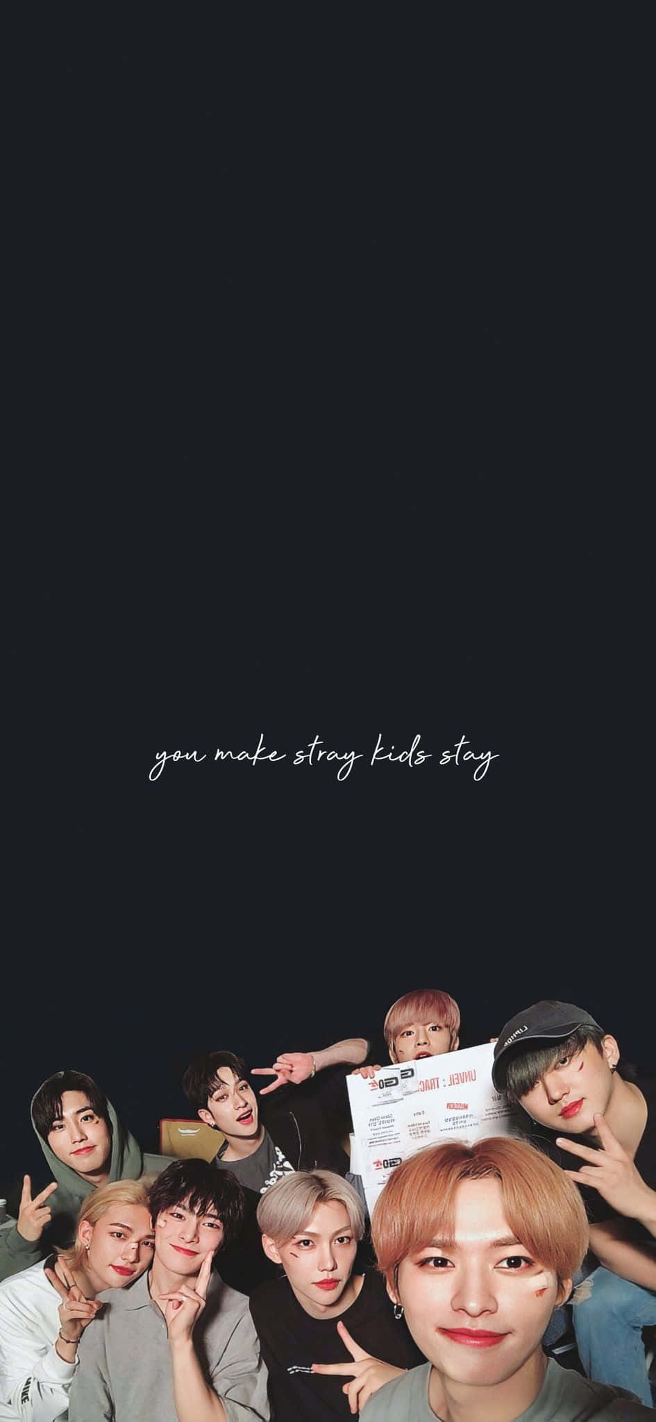Феликс из Stray Kids гордо демонстрирует свои фирменные светлые волосы! Шпалери