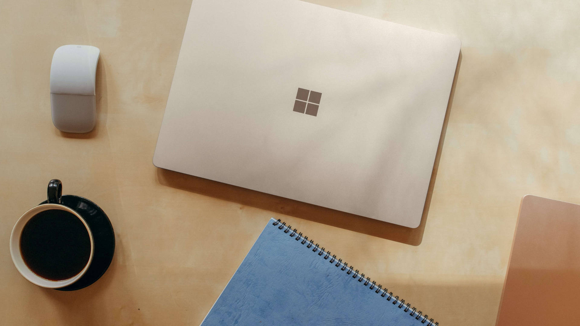 Розкиданий Surface Pro Шпалери