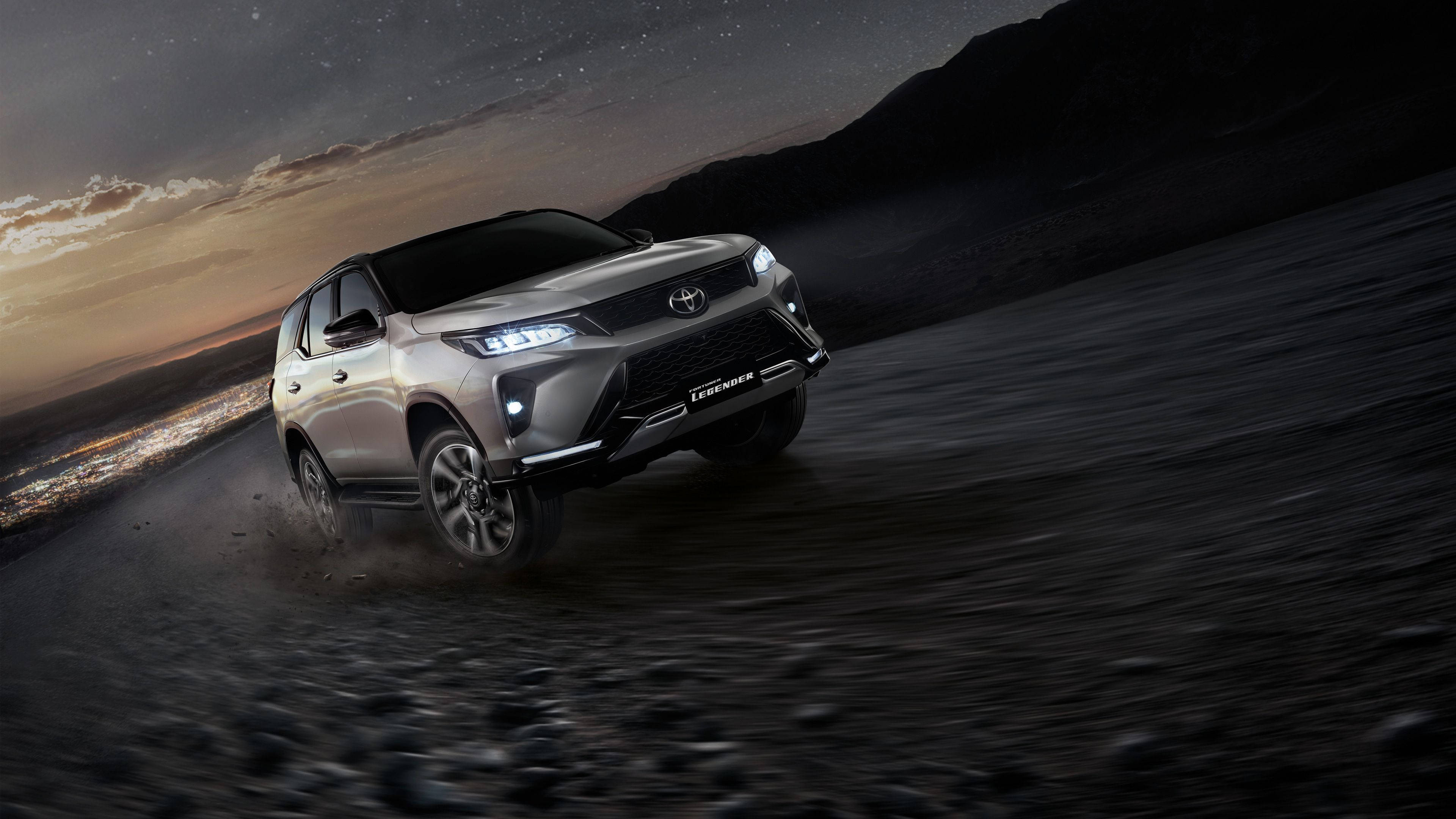 Вражаючий сріблястий металевий Toyota Fortuner Legender у дії Шпалери